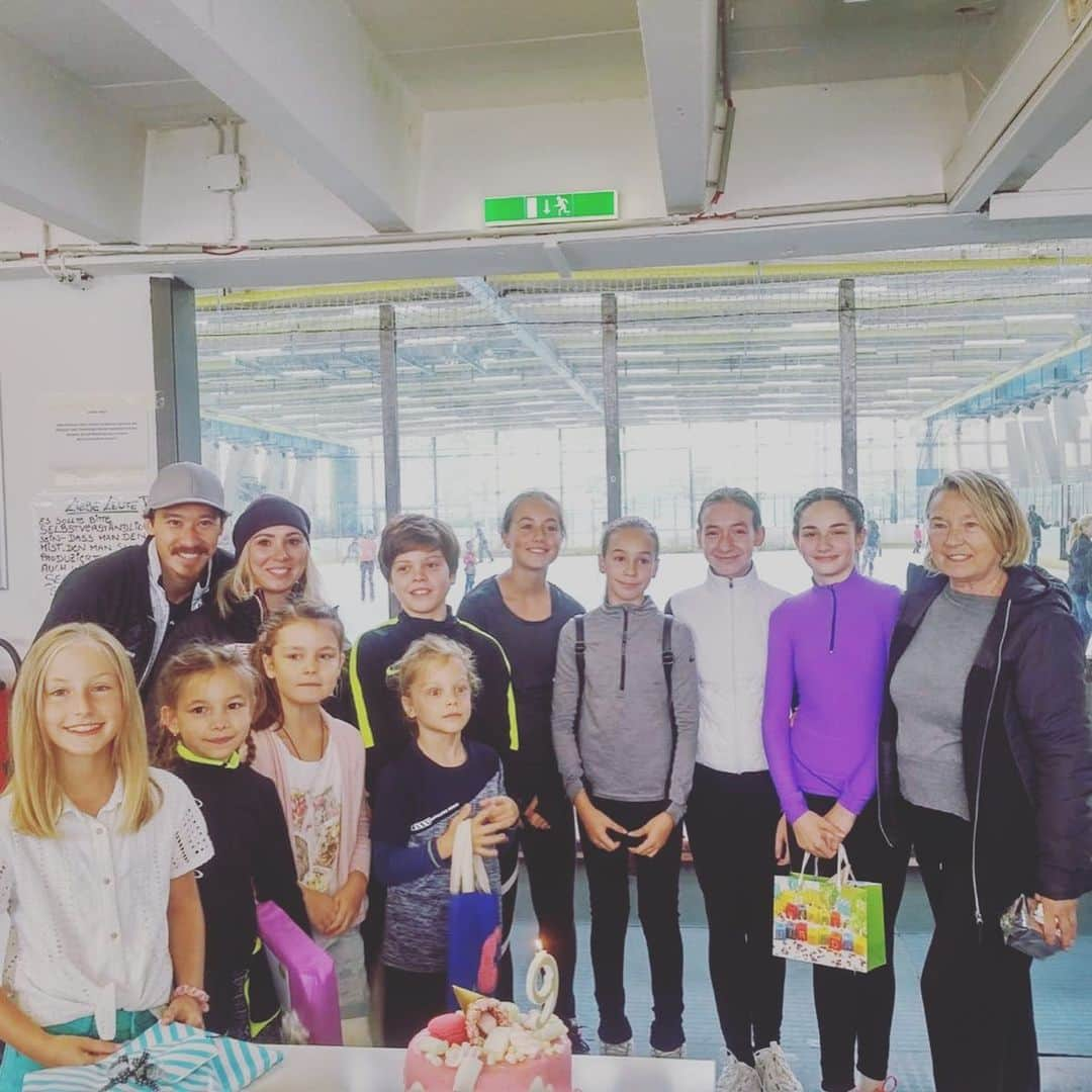 クリス・リードさんのインスタグラム写真 - (クリス・リードInstagram)「Was so great to be help out these hardworking kids for the upcoming season! Wishing everyone the best of luck! #teamriedell #teameclipse #skatinginvienna #goforit」9月5日 8時22分 - chrisreed77