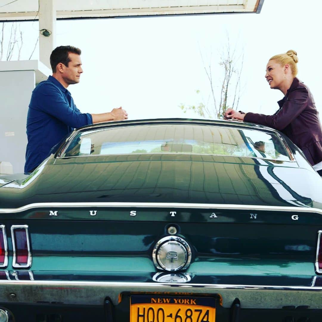 キャサリン・ハイグルさんのインスタグラム写真 - (キャサリン・ハイグルInstagram)「Tonight on @suits_usa Harvey and Samantha are tripping...road tripping that is...ok that was a dumb joke. Sorry. But it is an epic ride for the two. Don’t miss it!」9月5日 8時28分 - katherineheigl