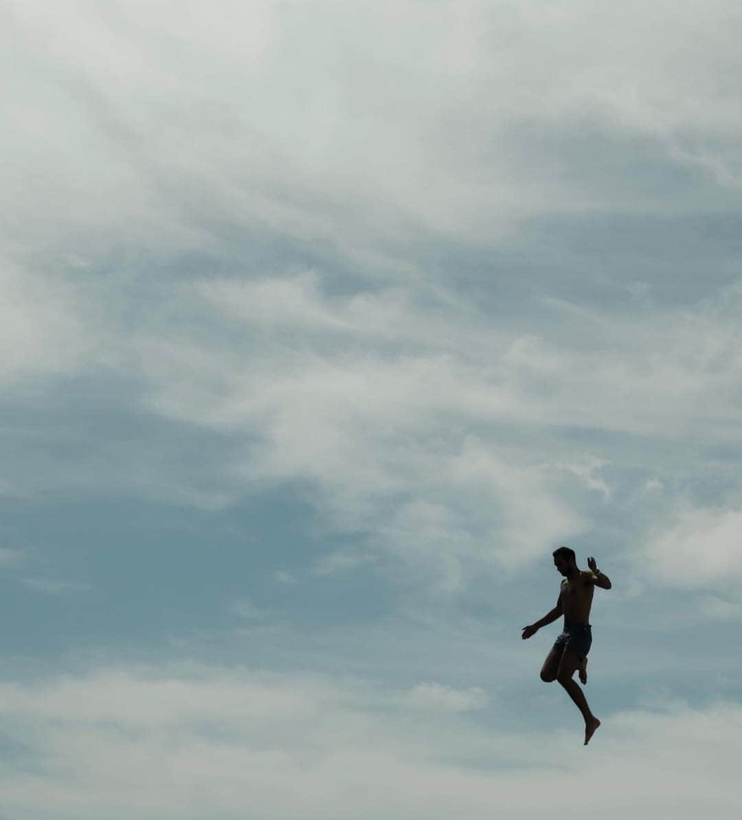 ポール・ベタニーさんのインスタグラム写真 - (ポール・ベタニーInstagram)「My son Kai jumping in Positano」9月5日 8時43分 - paulbettany