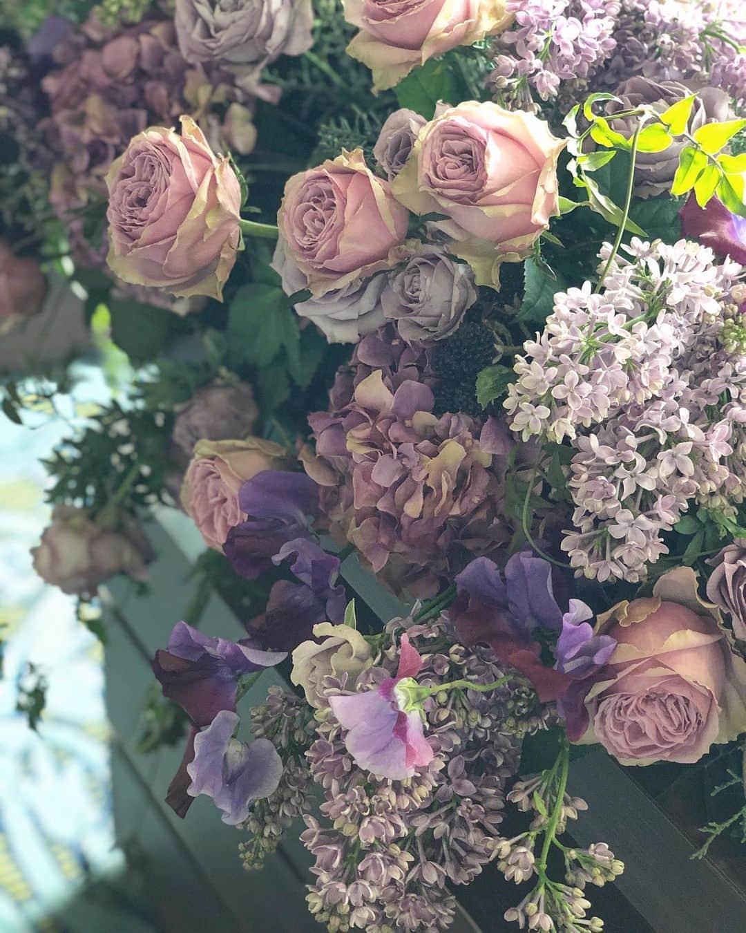 丸山悠美さんのインスタグラム写真 - (丸山悠美Instagram)「おはようございます。 ぐっと秋めいてきましたね。 娘と布団の取り合いの季節がはじまった。。 何歳まで一緒に寝ようかな。 できればずっと一緒に寝たい♡ . . .  #flowerstagram #flower #花 #花のある暮らし #bouquet #happy #antique #薔薇 #花が好きな人と繋がりたい #おはよう #morning #instagood #outfits #rose」9月5日 8時49分 - maruyumi
