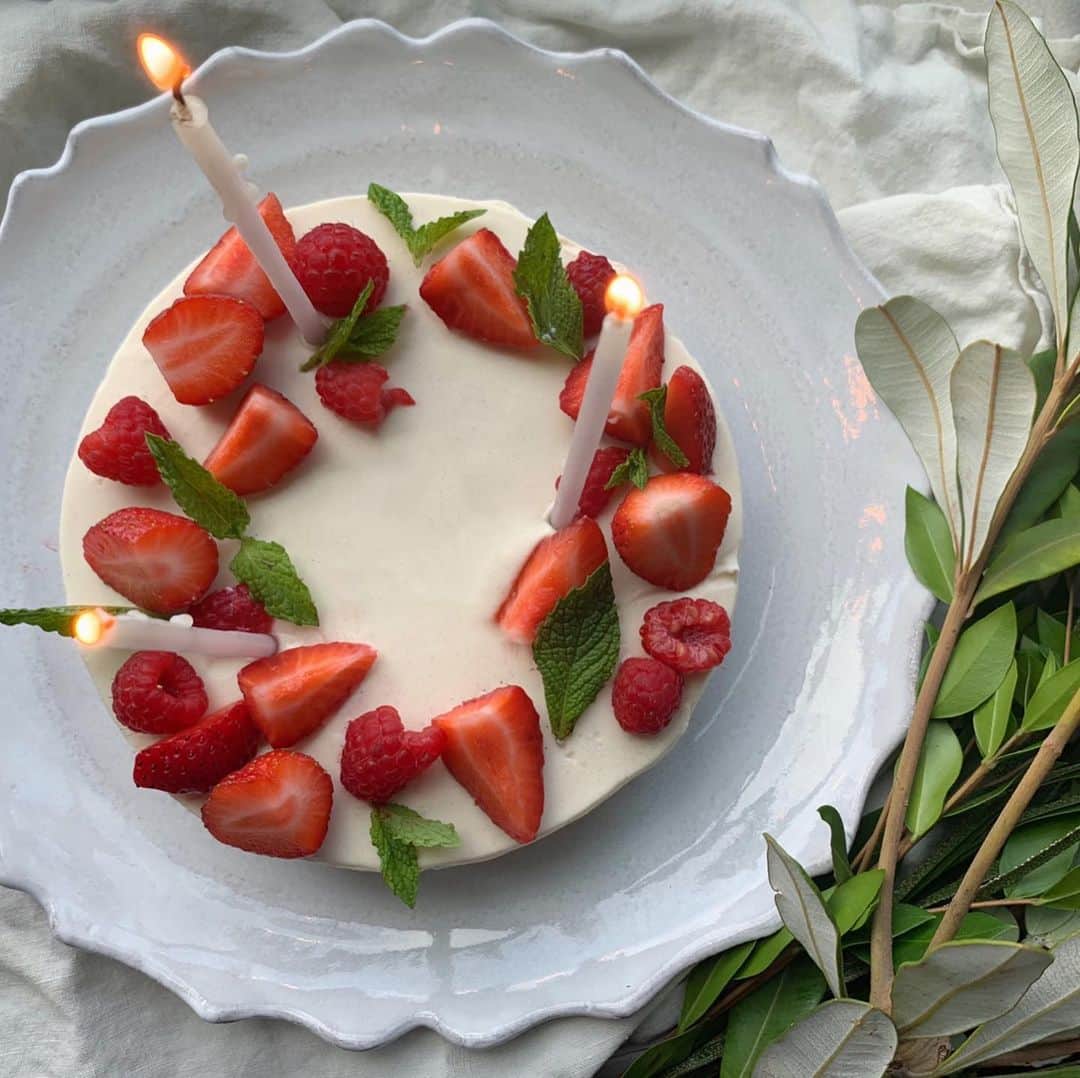 大塚良子のインスタグラム：「Wishing a happy birthday to my dearest husband.﻿ I am so happy that you are in my life♡ ﻿ 夫の誕生日をお祝い。 次郎さんが好きないつもの定番レアチーズケーキを作りました。今年はハートのsparkler candleを真ん中に飾るつもりが先に火を付けちゃったもんだから飾る前にスパーク。﻿笑 ﻿  早いもので結婚四年目、月日を重ねても変わらず優しく、家族想いな夫に出会えたことが私の人生でもっともラッキーな出来事といえます。いつもありがとー♡  充実した年になりますよう。  余談だけど最近新調した#有元葉子 さんの#ラバーゼ の使い勝手がとても良い。銅鍋が欲しいなあと思ってたんですが料理上手な友達に教えてもらってこちらを購入。 二度揚げしやすいし油はね防止ネットも付いてて長く重宝しそう。  #happybirthday #mybesthusbandever  #nyc #life #barthdaycake  #ryokos_kitchen」