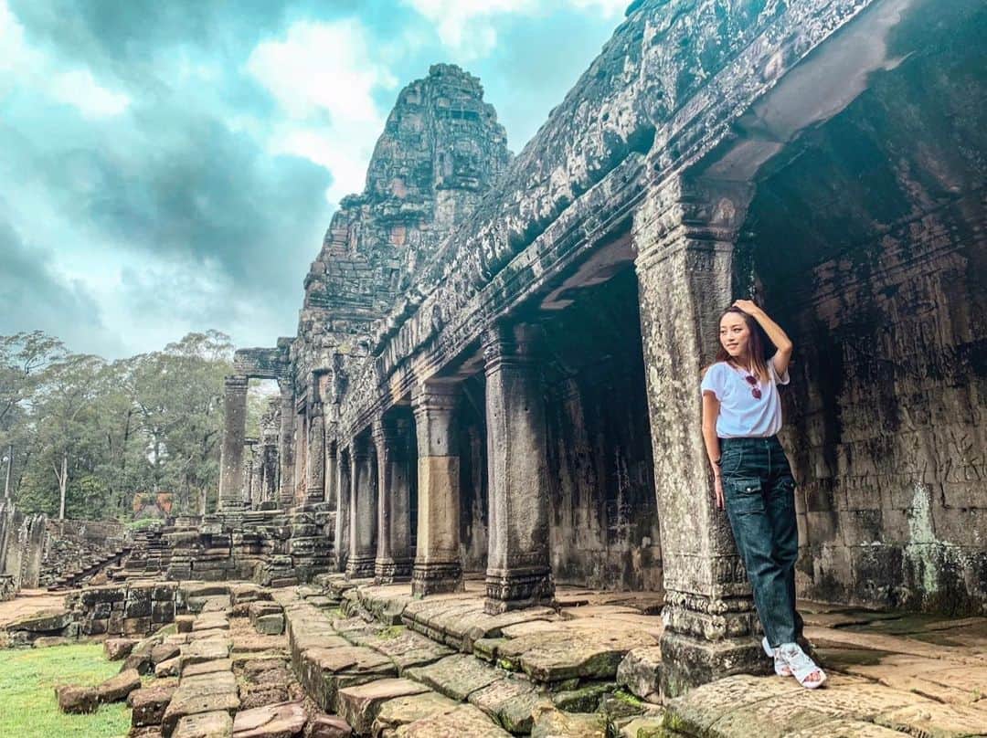 松林裕香さんのインスタグラム写真 - (松林裕香Instagram)「バイヨン寺院🇰🇭﻿ 全部石で作られてるってのが不思議で仕方ないんだよなー。﻿ 光の差し方がとても神秘的！﻿ ﻿ ✔︎ Bayon﻿ ﻿ #Bayon#バイヨン寺院#SiemReap#カンボジア#シェムリアップ#Cambodia #タビジョ#ファッション#yukajourneyy#旅行#trip #パケットパック海外オプション#カンボジア#世界の空 @docomoppko_cp」9月5日 8時54分 - yukapiano_