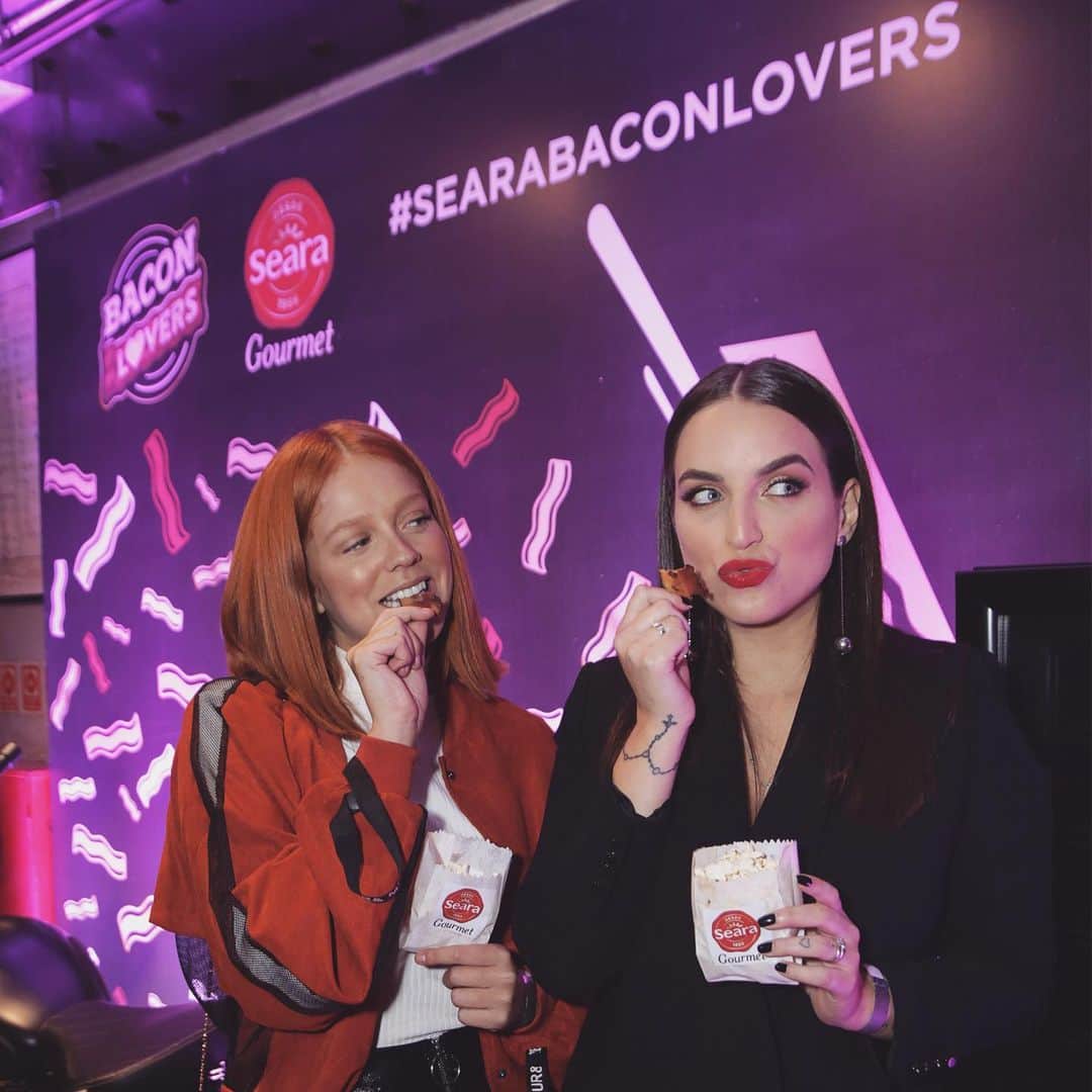 Bruna Unzuetaのインスタグラム：「Hoje participei do evento  #SearaBaconLovers com @searagourmet. 🥓🥓 O lançamento foi para apresentar a nova linha de Bacon da marca que conta com diversos formatos do produto: em cubos, em tiras, redondo (o que eu mais amei) e até Double Smoked, duplamente defumado feito 100% com paleta. 🥓 Para quem não sabe, sou apaixonada por bacon, ele é um dos únicos ingredientes que não substituo quando estou de dieta, porque nada melhor que uma pipoquinha com bacon ou uma sopinha com pedaçinhos de bacon, na minha dieta faz muita diferença além de dar um SUPER toque. Faça como eu: quebre esse tabu, desperte o Bacon Lover que existe em você 😊 🥓. #SearaGourmet」