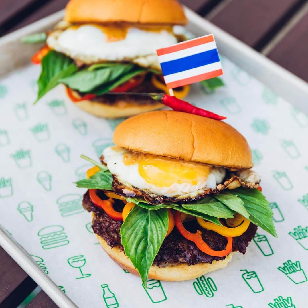 SHAKE SHACKさんのインスタグラム写真 - (SHAKE SHACKInstagram)「New York, get ready to eeeeeat your 💚 out! Our @EEEEEATSCON NY collab menu with @uncleboons was just revealed and it’s sweet + spicy in all the right ways. 🙌 First up: the Boons Burger, topped with Thai bird chili-garlic mayo, griddled sweet peppers, Thai basil + a crispy organic egg. (Fun fact: This is our first-ever burger featuring Thai flavors! 🇹🇭) Next, the Coconut Sundae: coconut frozen custard, peanut brittle, toasted coconut + palm sugar whipped cream. (Inspired by Uncle Boons’ signature dessert... Swipe 👈 for 🥥😋) The goods are exclusively available 10/5-10/6 at #EEEEEATSCON - hit the link in our bio to scoop tix. (📷: @infatuation) #shakeshack」9月5日 9時04分 - shakeshack