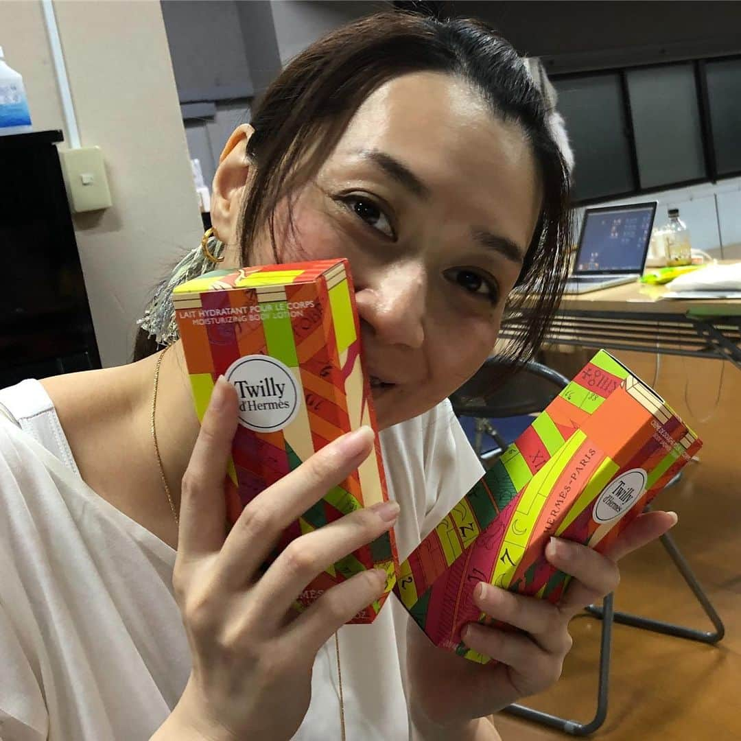 凰稀かなめさんのインスタグラム写真 - (凰稀かなめInstagram)「お稽古終わりにはいつもお世話になってる #かなめのカタチ  #プロデューサー が誕生日食事会をしてくださいましたー！ そして事務所に届いていた #ノーサイドゲーム スタッフ様からの素敵なお花！ ビックリです‼️ サプライズで #大野均 さん達も！ #よっちゃん からは #ドンペリ お店からケーキや🎂 #アスカツ が！笑笑 アスカツ の匂いにつられて〜〜 撮影帰り  #アストロズ  代表して本波さん #天野義久 さんが笑笑 #ラグビー な誕生日となりました🎊 本当に幸せです 皆さまありがとう御座いました😊 #かなめのカタチ も追い上げます！ #TBS #ノーサイドゲーム  今週オープン！ #女将」9月5日 9時01分 - kanameouki_official