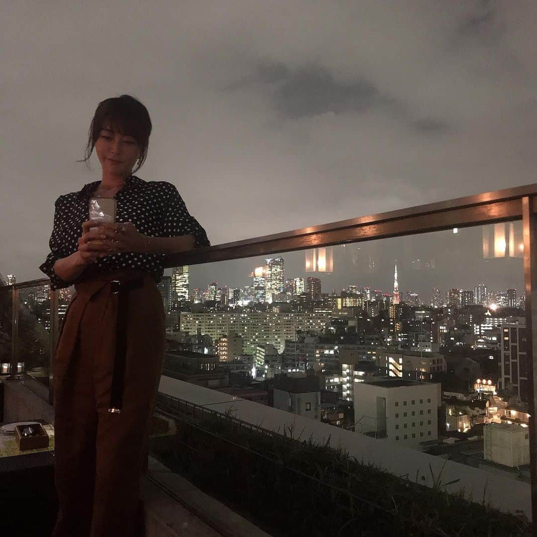 秋本祐希さんのインスタグラム写真 - (秋本祐希Instagram)「夜風が心地よかった昨夜 夕方から テラスで気持ちよくメキシカンへ🇲🇽 アシエンダのベストビューなカップルシート❤︎ お相手はこのお方☺︎ お互いを撮り合う私たち 今までのこと これからのこと お互い話したい事を ぽつりぽつりと語って リフレッシュ いつもありがとう。 #friend #bestfriend #心友 #アシエンダデルシエロ  #メキシカン #mexicanfood #haciendadelcielo  ここの甘くないモヒートがやっぱり好き とっしー ありがとう☺︎」9月5日 9時02分 - ayuuki0908