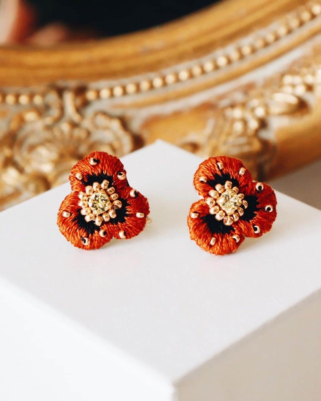 handmade shopのインスタグラム：「お花のアクセサリーリニューアルしました🌟﻿ ﻿ お花の真ん中のビジューはスワロフスキーを、﻿ 裏側の生地は柔らかいピッグスウェードを﻿ 使用しています﻿ ﻿ 一粒サイズのお花は﻿ デザインは今までのままで﻿ 使用する素材をグレードアップさせました﻿ ﻿ 小粒サイズは今回からの new デザイン﻿ 下についているパールは高級淡水パールです﻿ 耳元に収まりやすいサイズで﻿ どこか品を感じさせる作品になります﻿ ﻿ ﻿ 今回の販売では﻿ ピアス、イヤリングはパンジーデザインのみ﻿ 月を追うごとに違う形のお花や違うカラーを﻿ 増やしていこうと思います◯﻿ ﻿ 2019AWは9/6のonline shopオープンから﻿ スタートです﻿ ﻿ ﻿ ﻿ 9月のonline shopオープンのお知らせ﻿ ﻿ 9/6(金)21:00から4日間﻿ online shopをオープンします﻿ ﻿ 今回からお花のアクセサリーを﻿ 受注生産にて販売します﻿ ﻿ 受注生産だと売り切れになることは﻿ ありませんのでごゆっくりと﻿ お買い物を楽しんでいただけます😊﻿ ﻿ ﻿ 今回販売するのは﻿ ピアス、イヤリング、ブローチです﻿ ﻿ いつもの一粒サイズに加えて﻿ 小粒サイズも今回から販売いたします﻿ ので楽しみにされていてください﻿ ﻿ ﻿ ﻿」