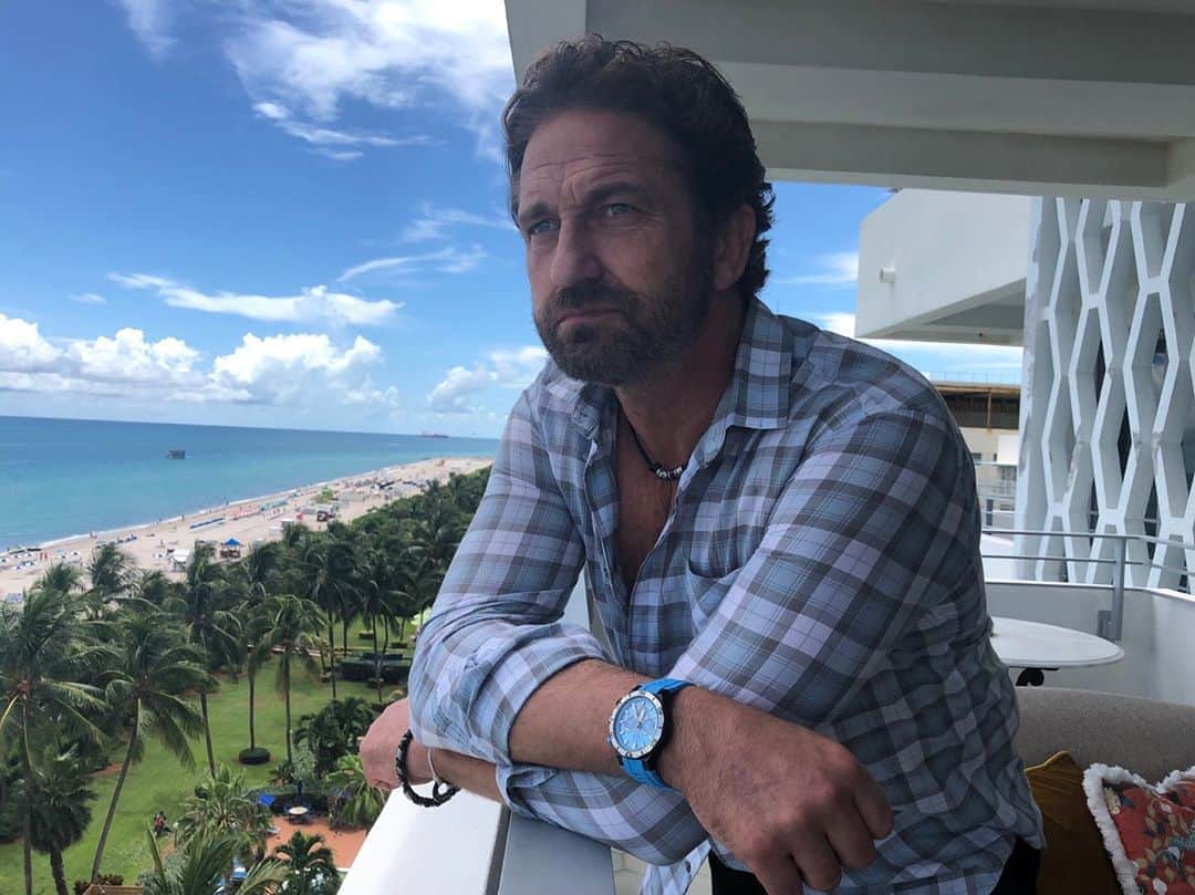 ジェラルド・バトラーのインスタグラム：「When your watch is literally sky blue. #FestinaAlwaysFits #WearAWatch @festina.watches」