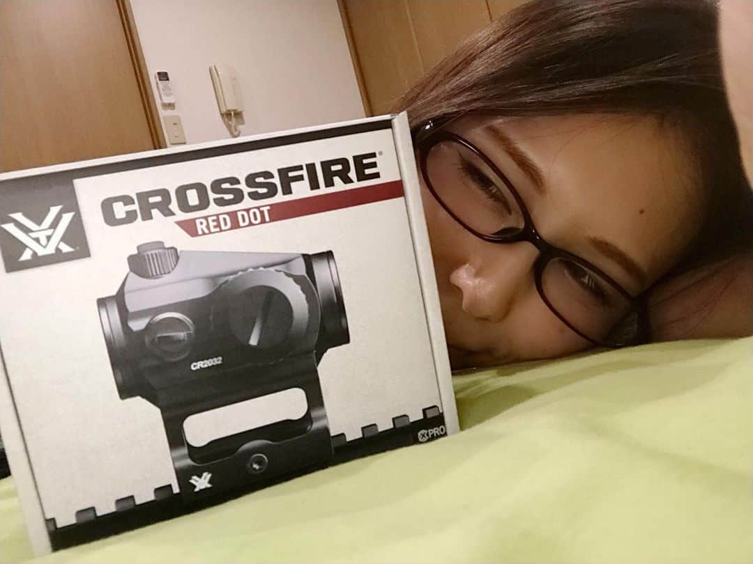 三浦孔美さんのインスタグラム写真 - (三浦孔美Instagram)「#vortex #CROSSFIRE RED DOT﻿ GETしちゃいました😊﻿ ﻿ 日曜の #サポサバ に持ってくんだ！﻿ とりあえず、mod.mに付けてます🙋‍♀️﻿ うっへっへ。﻿ 眺めて撫でて今のところは楽しんでるけど﻿ 上手くゼロインできるかなーw﻿ ﻿ めちゃくちゃ綺麗だし﻿ ちゃんとドットも見えるし←﻿ マウントも高めなので﻿ 硬いマスク使ってる三浦的には﻿ とても覗きやすい！﻿ 調整もしやすそうなのでとても良い…！！﻿ ﻿ とりあえず手前側に付けてみたけど﻿ レンジでゼロインしながら覗きやすい位置を模索してみようと思うよ🙌﻿ ﻿ はああああっ！﻿ 楽しみっ✨✨✨﻿ ﻿ 毎度のことながら﻿ #FIRST東京アメ横店 さんにお世話になりました！﻿ 7周年で今月はずっとセールみたいなので﻿ いいモノお安くGETできちゃうよ😎✨﻿ ﻿ ﻿ ▢ ▣ ▢ ▣ ▢ ▣ ▢ ▣ ▢ ▣ ▢ ▣ ▢ ﻿ ﻿ 【 #撮影会 】﻿ フレッシュフォトセッション﻿ 9/14(土)﻿ 9/25(水)﻿ ﻿ 【 #OLカフェ 出社予定】﻿ 5日(木) 18-23時﻿ 12日(木) 18-23時﻿ 13日(金) 18-23時﻿ 15日(日) 14-19時﻿ ﻿ ▢ ▣ ▢ ▣ ▢ ▣ ▢ ▣ ▢ ▣ ▢ ▣ ▢ ﻿ ﻿ ﻿ #サバゲー﻿ #サバゲーマー﻿ #サバイバルゲーム﻿ #サバゲー女子﻿ #ミリタリー﻿ #サバゲーの女王﻿ #サバゲー女優﻿ #サバ嬢﻿ #女優﻿ #秋田﻿ #モデル﻿ #MC﻿ #japanesegirl﻿ #メガネ女子﻿ #コスプレ﻿ #東京マルイ﻿ #SCORPIONmodm﻿ #airsoft﻿ #airsoftjapan﻿ #サバゲーしたい﻿ #サバゲーマーさんと繋がりたい﻿ #写真好きな人と繋がりたい」9月5日 9時11分 - 93_miura