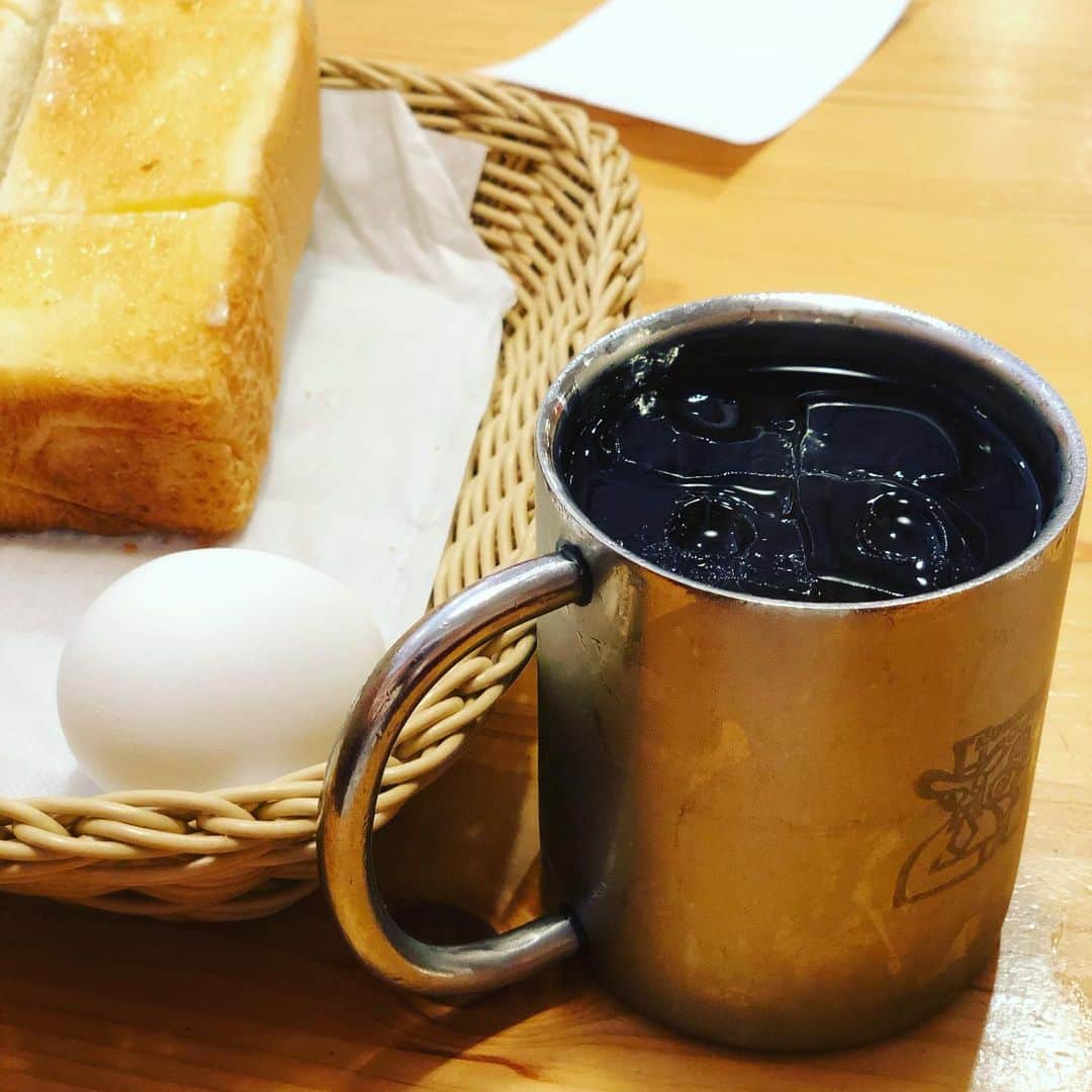 服部真夕さんのインスタグラム写真 - (服部真夕Instagram)「名古屋のこのモーニングのシステム好きだなー  今では色んなところにできたけど誰がこの発想を考えたんだろうか。 コーヒーを頼んだらトーストとゆで卵。 最高です。  #モーニング #名古屋発祥 #落ち着く」9月5日 9時16分 - mayuhattori_official