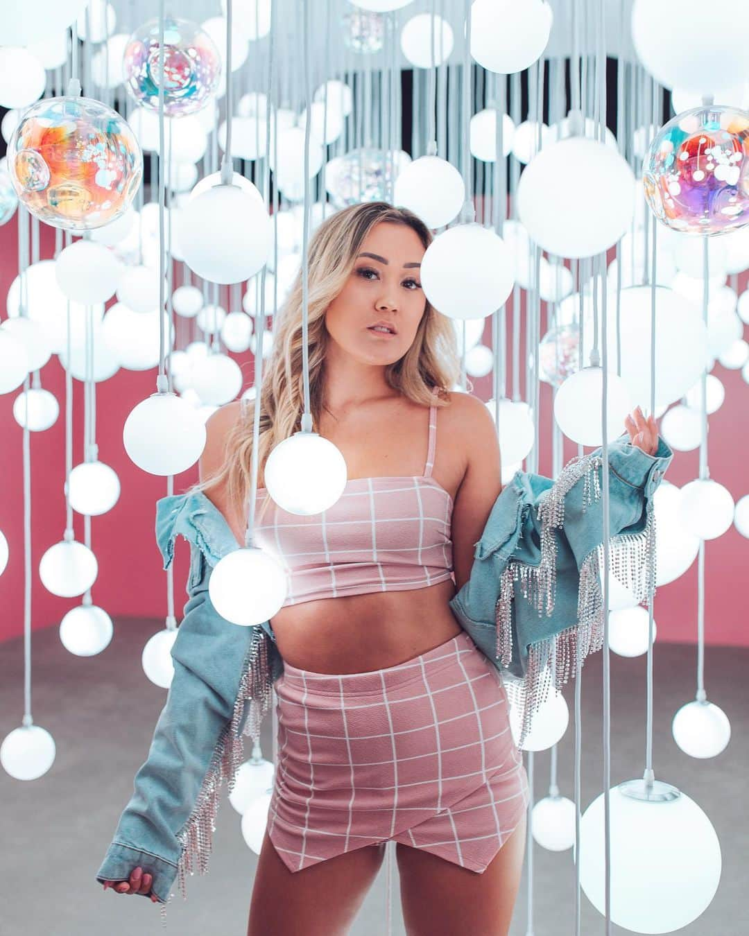 Lauren Riihimakiさんのインスタグラム写真 - (Lauren RiihimakiInstagram)「why be whine-y when u can be shiny 💡💫✨⭐️」9月5日 9時24分 - laurdiy