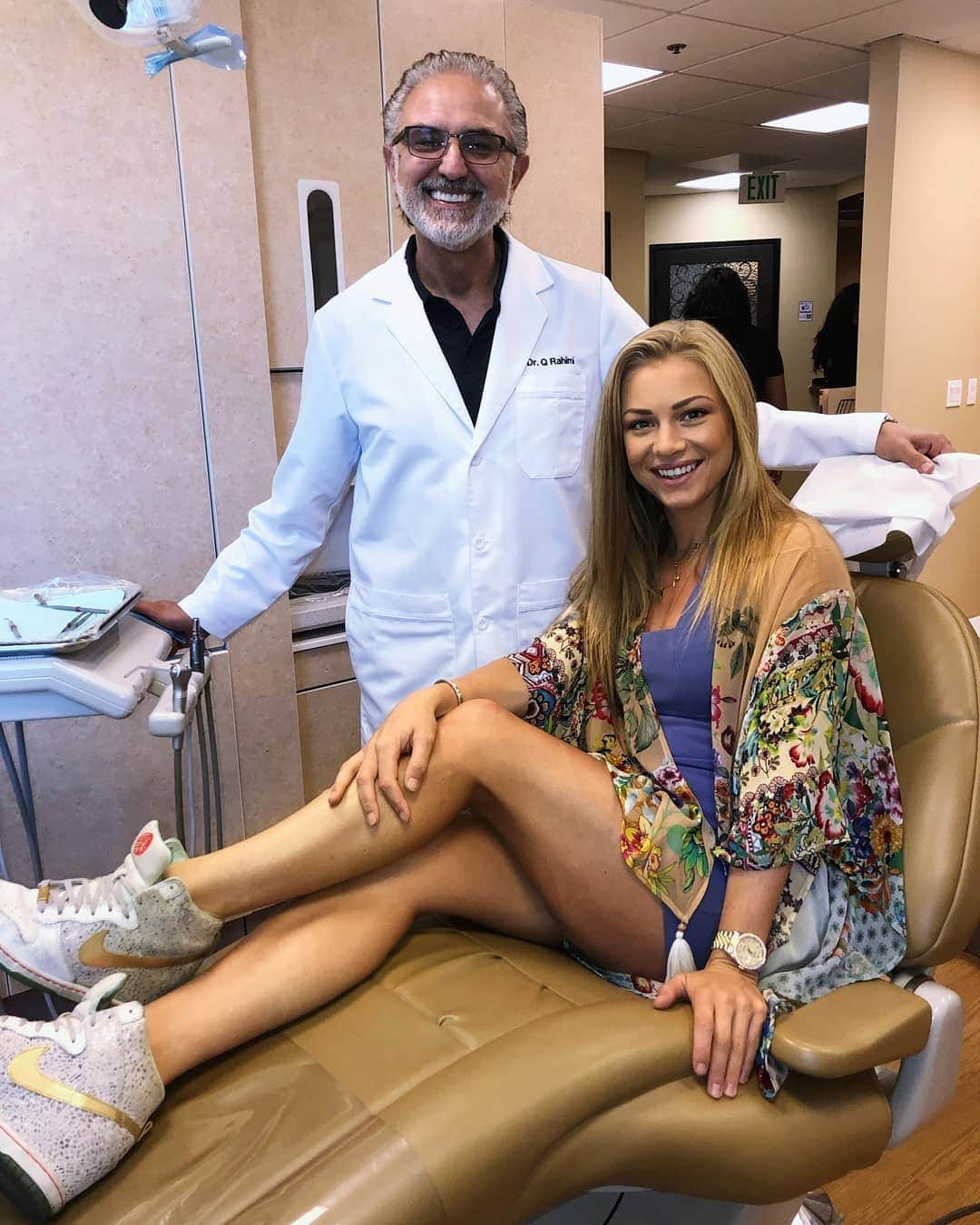 Nikki Leighさんのインスタグラム写真 - (Nikki LeighInstagram)「It's all about the smile😁  SCROLL 4 MORE PICS💋 . Big thanks to @drqrahimi keeping my smile healthy! 🦷」9月5日 9時27分 - missnikkileigh