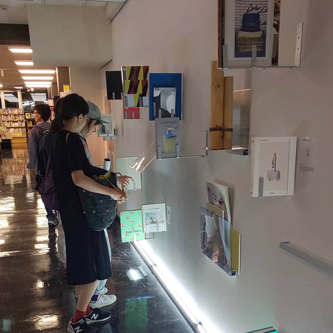 タンゲクンのインスタグラム：「教室前入り口が美しい  #青山塾 #ギャラリー」