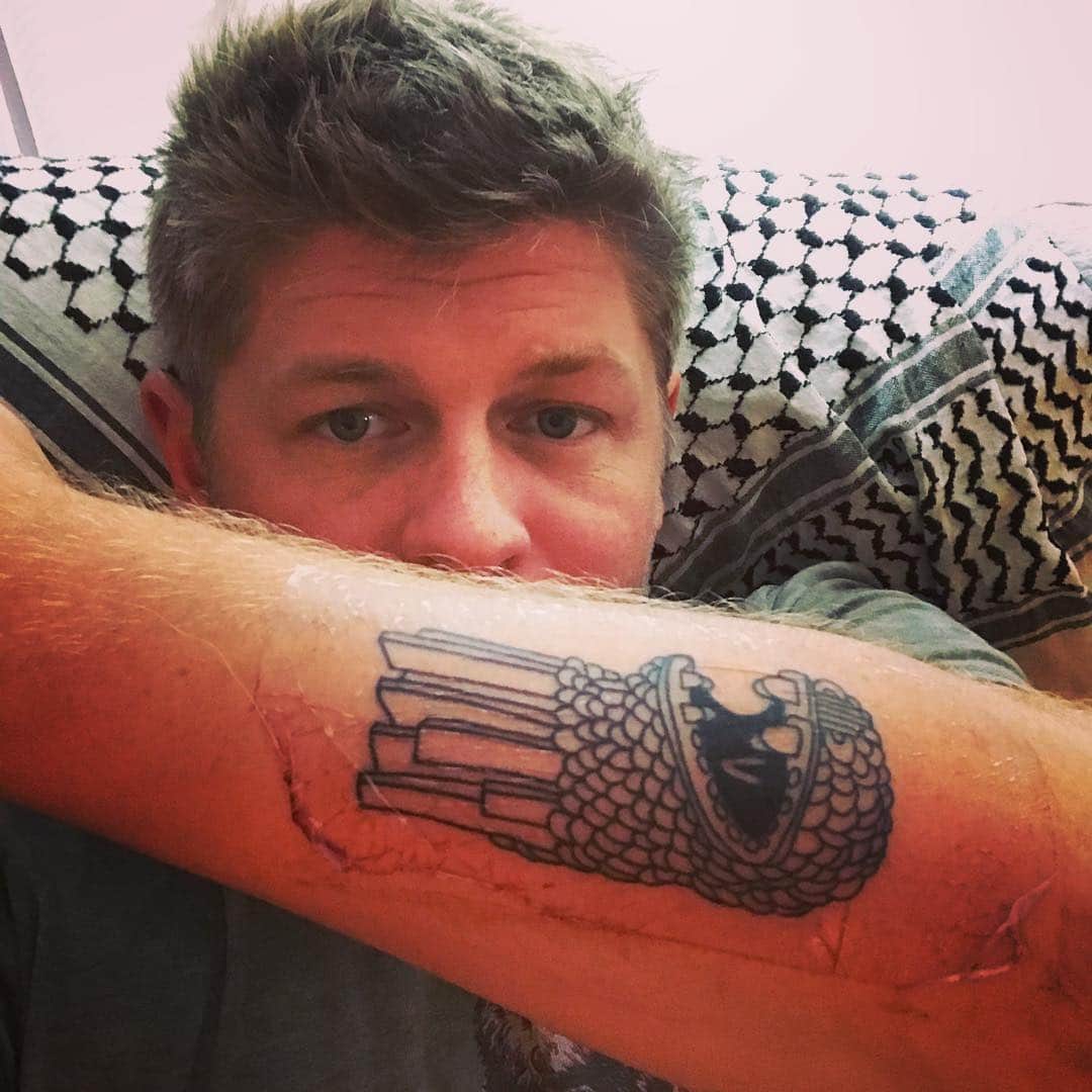 マイケル・グラント・テリーのインスタグラム：「Beautiful work by @bybdesign at @junejungart ... designer by my brother @urbanyetti #tattoo #finelinetattoo」