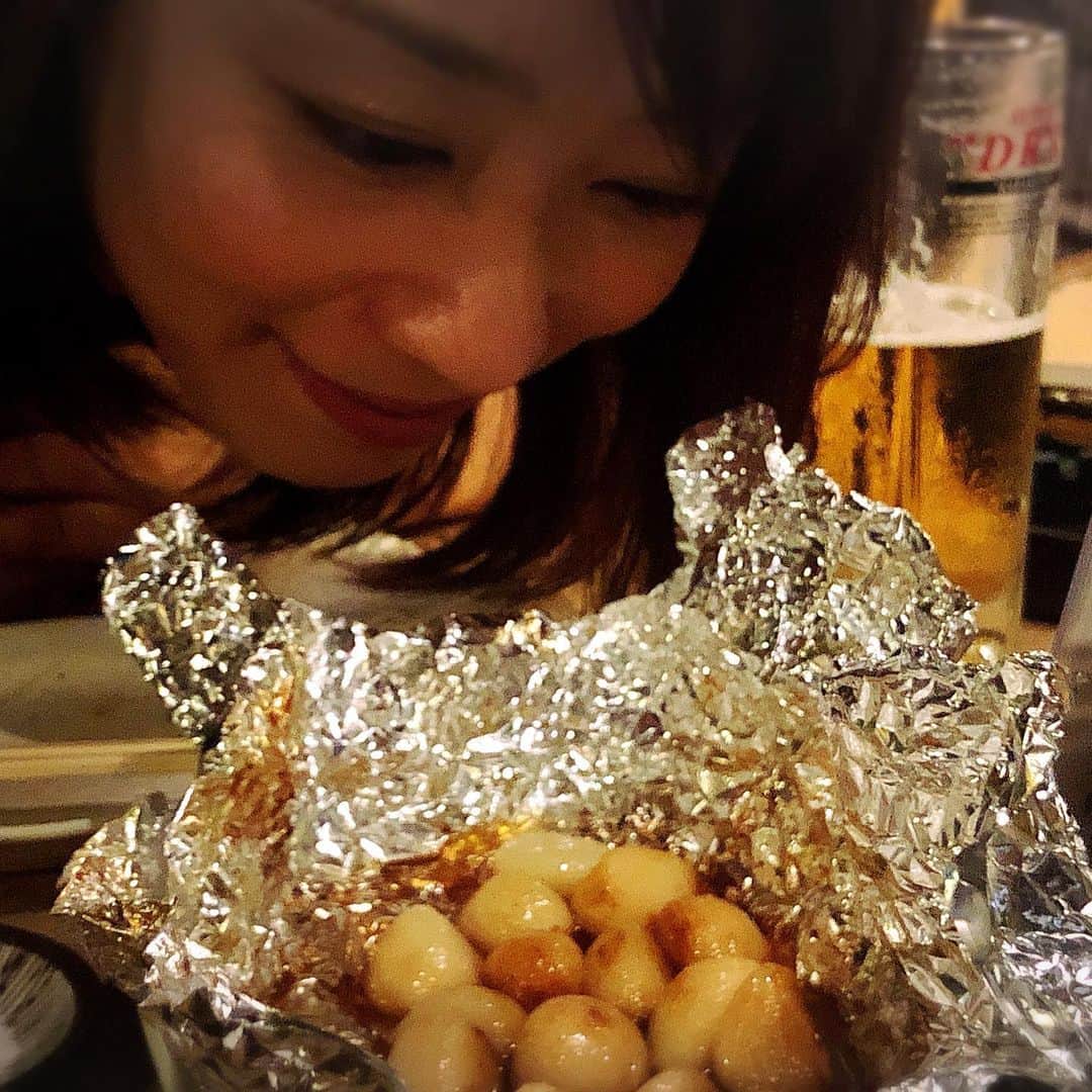 のインスタグラム：「泳いできましたー！ 力まず楽に泳げるフォームをご指導頂いて、なんとか徐々に泳げる距離のばしてます。 今日は25mプール連続8往復400m。大会では約4倍の1.5kmを泳ぎます…。ドキドキ。 #九十九里トライアスロン #99T  写真は今週の #ニンニク と#ビール と私。」