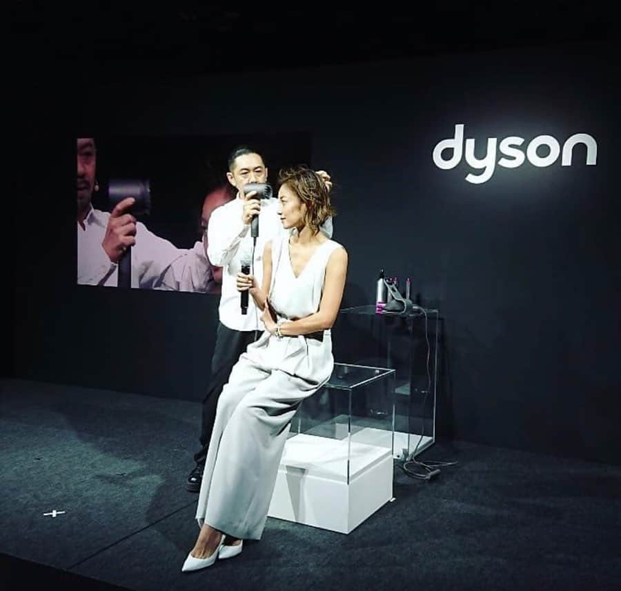 朝日光輝さんのインスタグラム写真 - (朝日光輝Instagram)「dyson @dysonhair  新しく加わったアタッチメント✨ 《ジェントル エアーリング》🤗 風圧を下げながらも風量をあげ  さらに体感温度が低くくなる！！ このリング装着しただけで  全然違う風になります😲  dyson素晴らしい👏  ちなみに！  マイナスイオン4100万個も発生させてます！！ そりゃ！  速乾でサラサラになりますよね✨ * * * * #dyson#dysonhair#ダイソン#ダイソンヘアー#dysonsupersonicionic #dysonsupersonic #dysonairwrap #ダイソンスーパーソニックイオニック#ダイソンエアラップ #ジェントルエアーリング#新発売#速乾#インテリジェントヒートコントロール #頭皮に優しい#髪に優しい#ヘアードライヤー#最強#最高#テクニックいらず#最新テクノロジー#美容#美容家電#マイナスイオン#西山茉希#モデル」9月5日 9時49分 - mitsuteru_asahi