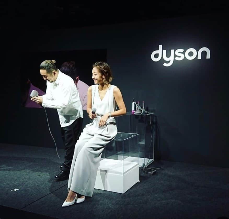 朝日光輝さんのインスタグラム写真 - (朝日光輝Instagram)「dyson @dysonhair  新しく加わったアタッチメント✨ 《ジェントル エアーリング》🤗 風圧を下げながらも風量をあげ  さらに体感温度が低くくなる！！ このリング装着しただけで  全然違う風になります😲  dyson素晴らしい👏  ちなみに！  マイナスイオン4100万個も発生させてます！！ そりゃ！  速乾でサラサラになりますよね✨ * * * * #dyson#dysonhair#ダイソン#ダイソンヘアー#dysonsupersonicionic #dysonsupersonic #dysonairwrap #ダイソンスーパーソニックイオニック#ダイソンエアラップ #ジェントルエアーリング#新発売#速乾#インテリジェントヒートコントロール #頭皮に優しい#髪に優しい#ヘアードライヤー#最強#最高#テクニックいらず#最新テクノロジー#美容#美容家電#マイナスイオン#西山茉希#モデル」9月5日 9時49分 - mitsuteru_asahi