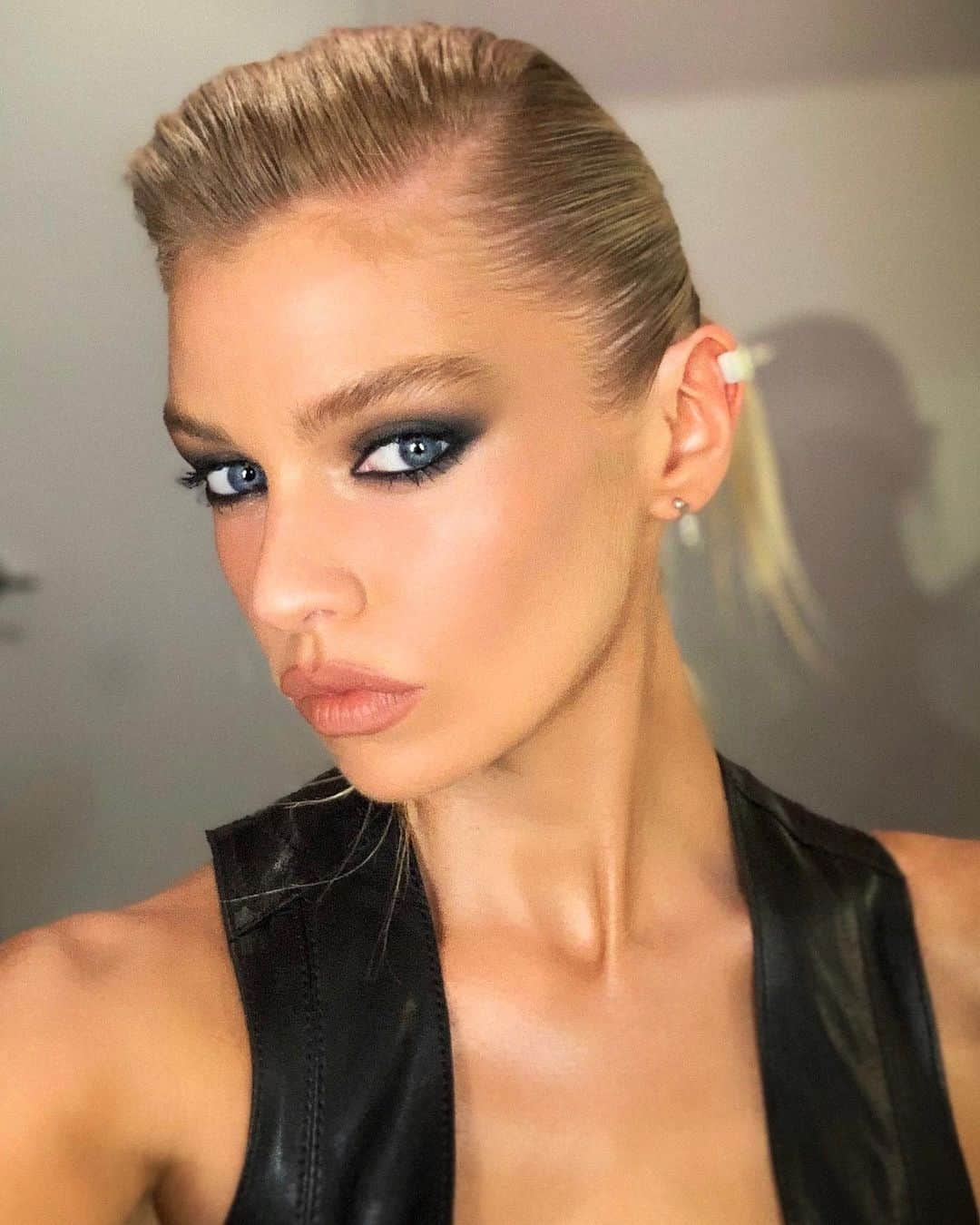 Carolina Gonzalezさんのインスタグラム写真 - (Carolina GonzalezInstagram)「🖤STELLA ⚡️ KEEPIN’  it SMOKEY@stellamaxwell  #bts for #tonight @hm #event 👗@marc_eram 💇🏻‍♂️ @jacobrozenberg 💄 #makeupCarolinaGonzalez #CGonzalezBeauty #StellaMaxwell  USING @kkwbeauty #MATTEsmoke #eyeshadow #palette 🖤」9月5日 9時45分 - cgonzalezbeauty