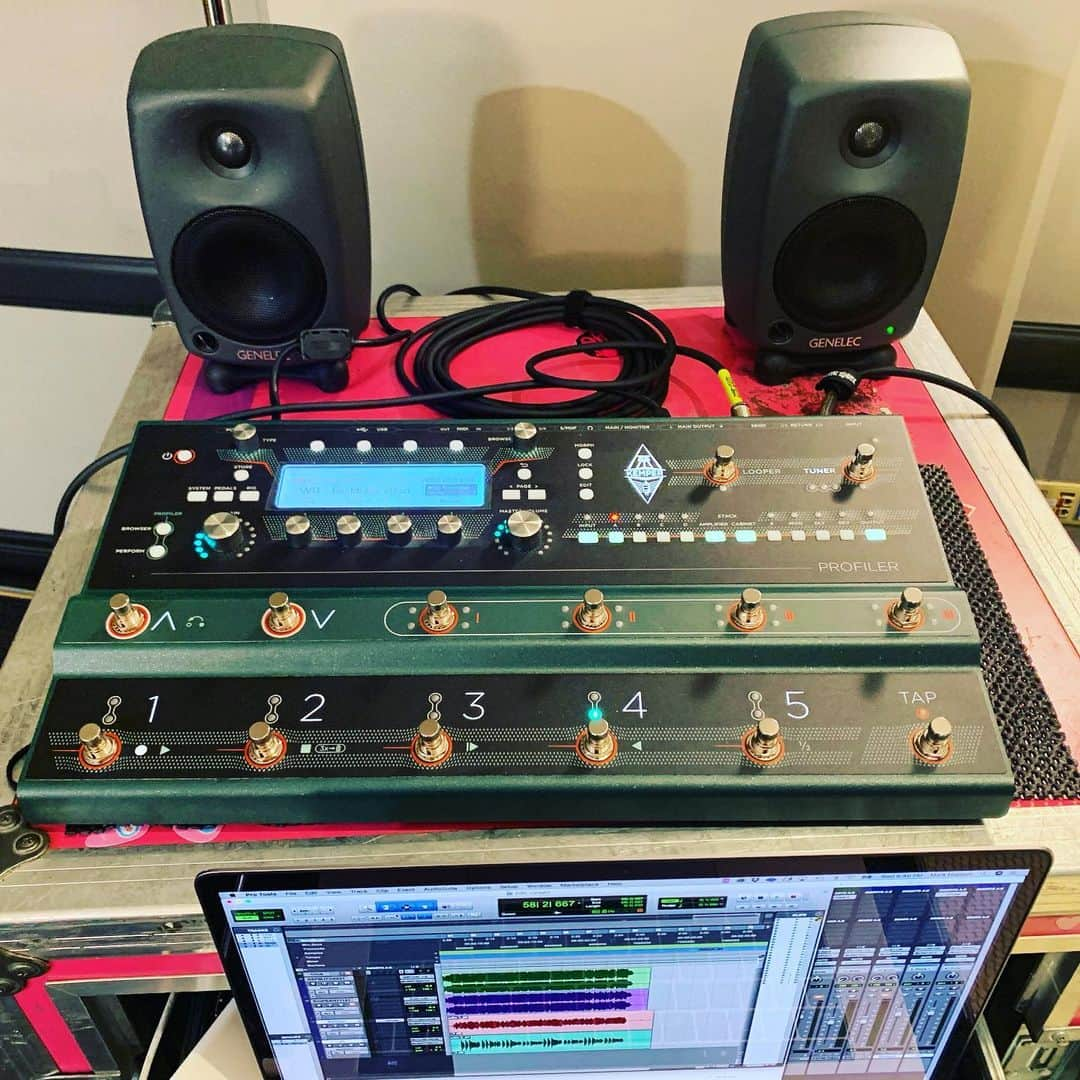 マーク・ホッパスさんのインスタグラム写真 - (マーク・ホッパスInstagram)「Backstage bass tracking session with the new Kemper all-in-one profiler/footswitch. Thanks very much Matt and @kemperprofiler for letting me try it out.」9月5日 9時51分 - markhoppus