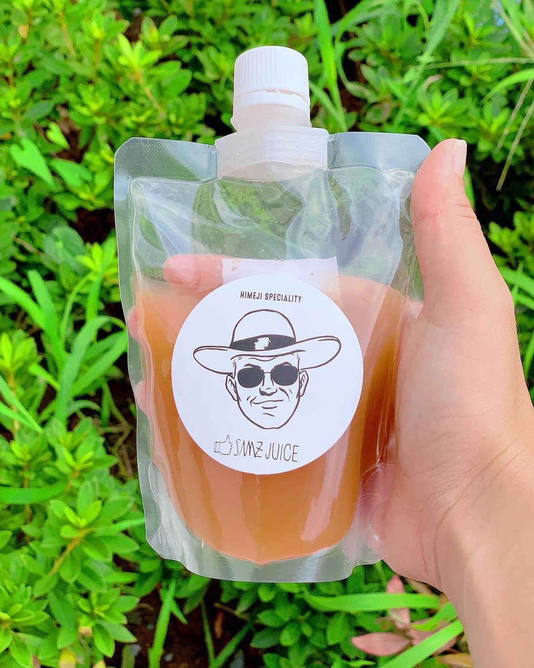 のインスタグラム：「﻿ ﻿ このパッケージ活かしてる🕶🤠﻿ ﻿ ﻿ @samz036﻿ のコールドプレスジュース﻿ ﻿ ﻿ 普段の食事にプラスして栄養補給として摂取🗣﻿ ﻿ ﻿ 熱を加えず野菜&果物をプラスしたジュースだから﻿ ビタミンや栄養がそのまんまなのさ🥦🥕🥑🍎﻿ ﻿ ﻿ パッケージのおとっつぁんとおソロでʕ•͓͡•ʔ-̫͡-ʕ•̫͡•ʔ﻿ ﻿ ★------------------------------------------------☆﻿ #沖縄人 #うちなんちゅ﻿ #コールドプレスジュース﻿ #ファスティング﻿ #クレンズジュース」