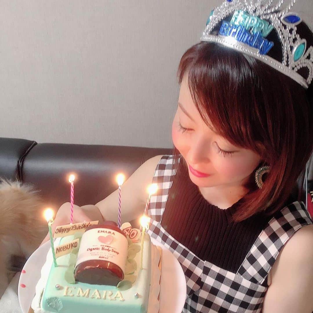 宮崎宣子さんのインスタグラム写真 - (宮崎宣子Instagram)「お誕生日のお祝いコメントありがとうございました✨ まさかのサプライズでお祝いして頂き、部屋から出てきた時にはびっくり‼️ おかげで素敵な40歳の幕開けを迎えることができました。 EMARA のケーキが出てきて、 またまたびっくり‼️ 皆んなから心温まるプレゼントを頂き本当に感謝でした。 何にも知らなかったから、色々と計画してくれていて、感動🥺 本当にありがとう💕💕💕 アロハと一緒だったので、 嬉しさも倍増でした✨  #お誕生日サプライズ #40歳 #40にして迷わず #お祝いして頂きました #ありがとう❤️ #お誕生日 #40歳の誕生日 #嬉しかった」9月5日 10時02分 - miyazaki_nobuko