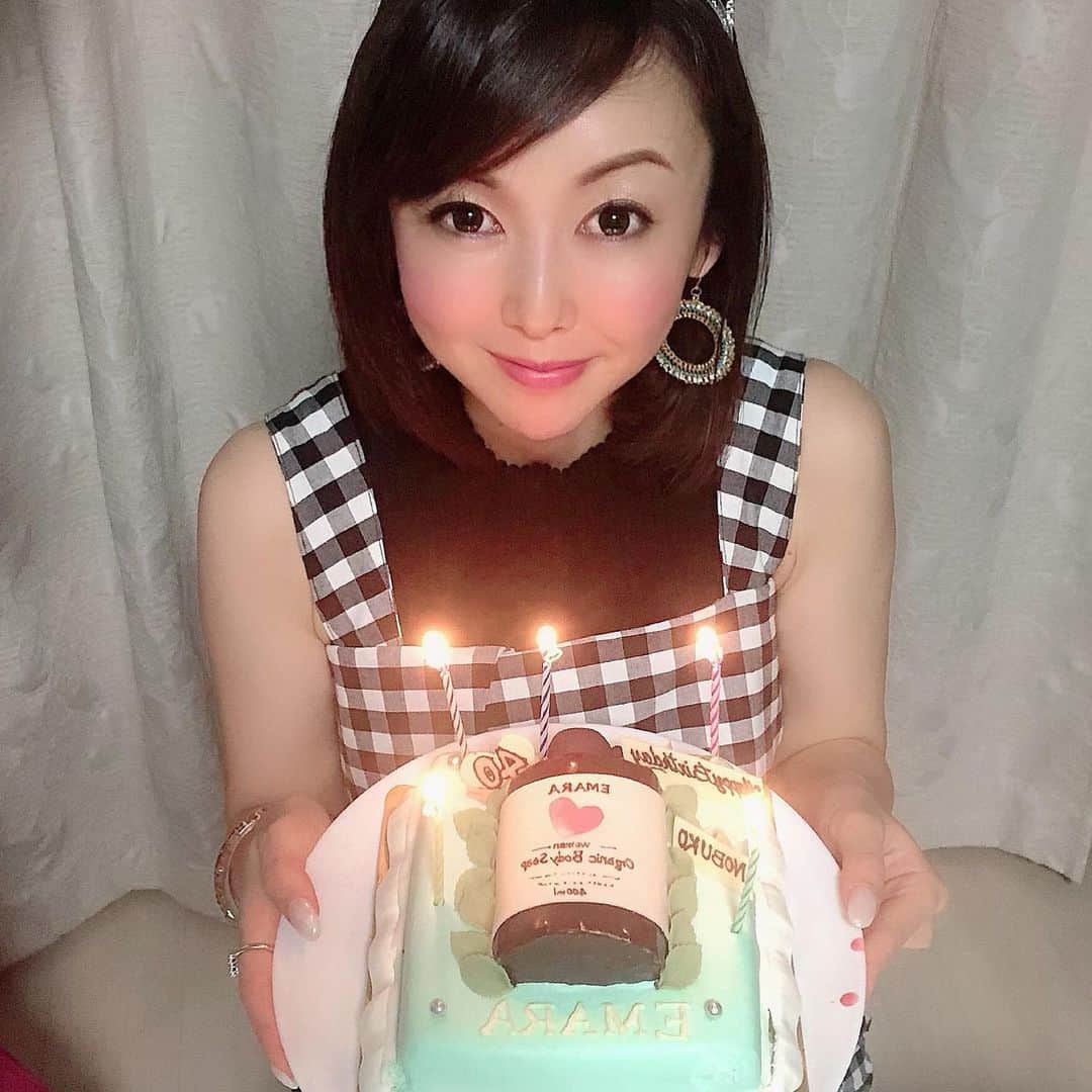 宮崎宣子さんのインスタグラム写真 - (宮崎宣子Instagram)「お誕生日のお祝いコメントありがとうございました✨ まさかのサプライズでお祝いして頂き、部屋から出てきた時にはびっくり‼️ おかげで素敵な40歳の幕開けを迎えることができました。 EMARA のケーキが出てきて、 またまたびっくり‼️ 皆んなから心温まるプレゼントを頂き本当に感謝でした。 何にも知らなかったから、色々と計画してくれていて、感動🥺 本当にありがとう💕💕💕 アロハと一緒だったので、 嬉しさも倍増でした✨  #お誕生日サプライズ #40歳 #40にして迷わず #お祝いして頂きました #ありがとう❤️ #お誕生日 #40歳の誕生日 #嬉しかった」9月5日 10時02分 - miyazaki_nobuko