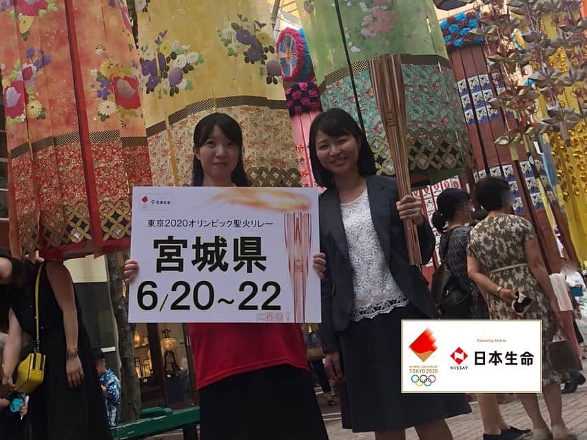 のインスタグラム：「. <日本をつなごう!日本生命SNS東京2020オリンピック聖火リレー> . #宮城 県の #オリンピック聖火リレー は 2020年6月20日(土)～6月22日(月)開催♪ . こんにちは、今日は仙台支社がお届けします。写真は8月6日～8日に開催された #仙台七夕まつり のきれいな七夕飾りをオリンピック聖火リレートーチと一緒に見に行ってきたものです☆ . 宮城県のオリンピック聖火リレーは3日間。みどころは、南三陸町、日本三景松島、千年希望の丘など津波被害の大きかった沿岸部のルートで東日本大震災からの復興を体現します。 .　 全国的にも有名な仙台七夕まつりは定禅寺通り周辺の商店街で開催され、きれいな七夕飾りで彩られます。定禅寺通りは #仙台 の繁華街 #国分町 の入り口でもあり、仙台市民にとって、とてもウキウキ気分になる最高に楽しい場所です♪メイン会場は #勾当台公園 で、ここはセレブレーション会場にも予定されています。 . .　 #宮城県 の #聖火リレールート 日程・セレブレーション会場など詳細は東京2020公式サイトをご確認ください。 https://tokyo2020.org/jp/special/torch/olympic/map/detail/40_miyagi.html _ #TorchRelay #Tokyo2020 #ニッセイ #nissay #playsupport #保険 #さあ支えることを始めよう #olympic_games_tokyo_2020 #readyfortokyo #olympic_spirit #olympic_games #readyfor_tokyo_2020 _ #日本生命 は #東京2020 #オリンピック #聖火リレー の  #プレゼンティングパートナー です https://seika.nissay-cp.jp/」