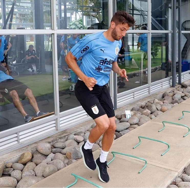 ロドリゴ・ベンタンクールのインスタグラム：「Training!! 🔜 🇨🇷 vs 🇺🇾 #vamos @aufoficial」