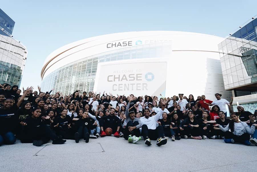 ステフィン・カリーさんのインスタグラム写真 - (ステフィン・カリーInstagram)「Great times at the @jpmorgan @chase #sweatworking event today! @angelamanueldavis joined me for an important conversation on women's empowerment and financial health and we closed it out with a @justtrain workout. Special thanks to the 250 young ladies from all over the Bay Area that joined us today. You brought the heart and hustle to today's session.」9月5日 10時21分 - stephencurry30