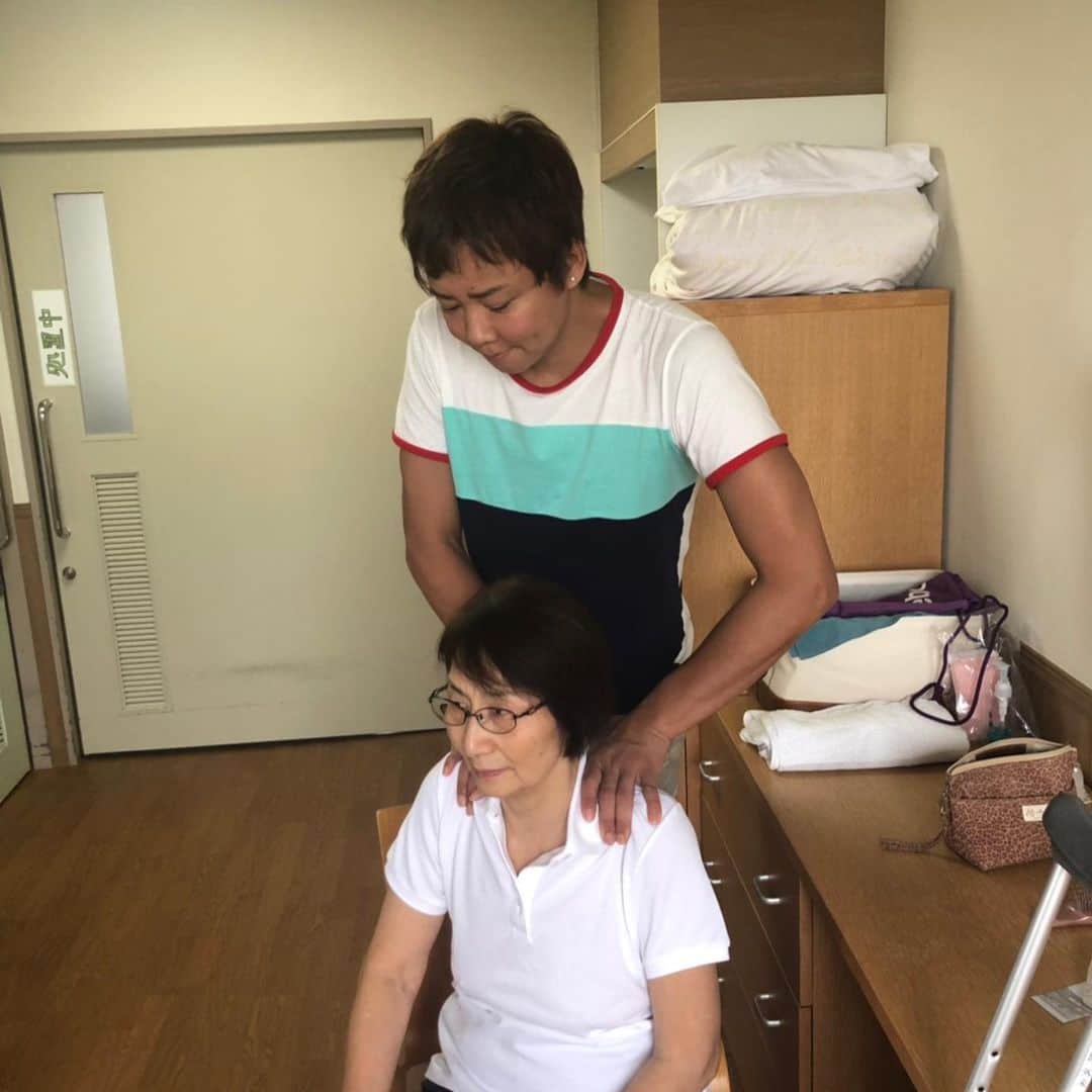 楽しんごさんのインスタグラム写真 - (楽しんごInstagram)「本日 名古屋にて  股関節手術した患者様の 脚のむくみや肩コリを解消しに 朝から出張で伺わせて頂きました。  喜んで頂けて本当に良かった😊  小川様リハビリも順調  応援しています！  #てあて #出張 #楽しんご」9月5日 10時22分 - tanoshingo.official
