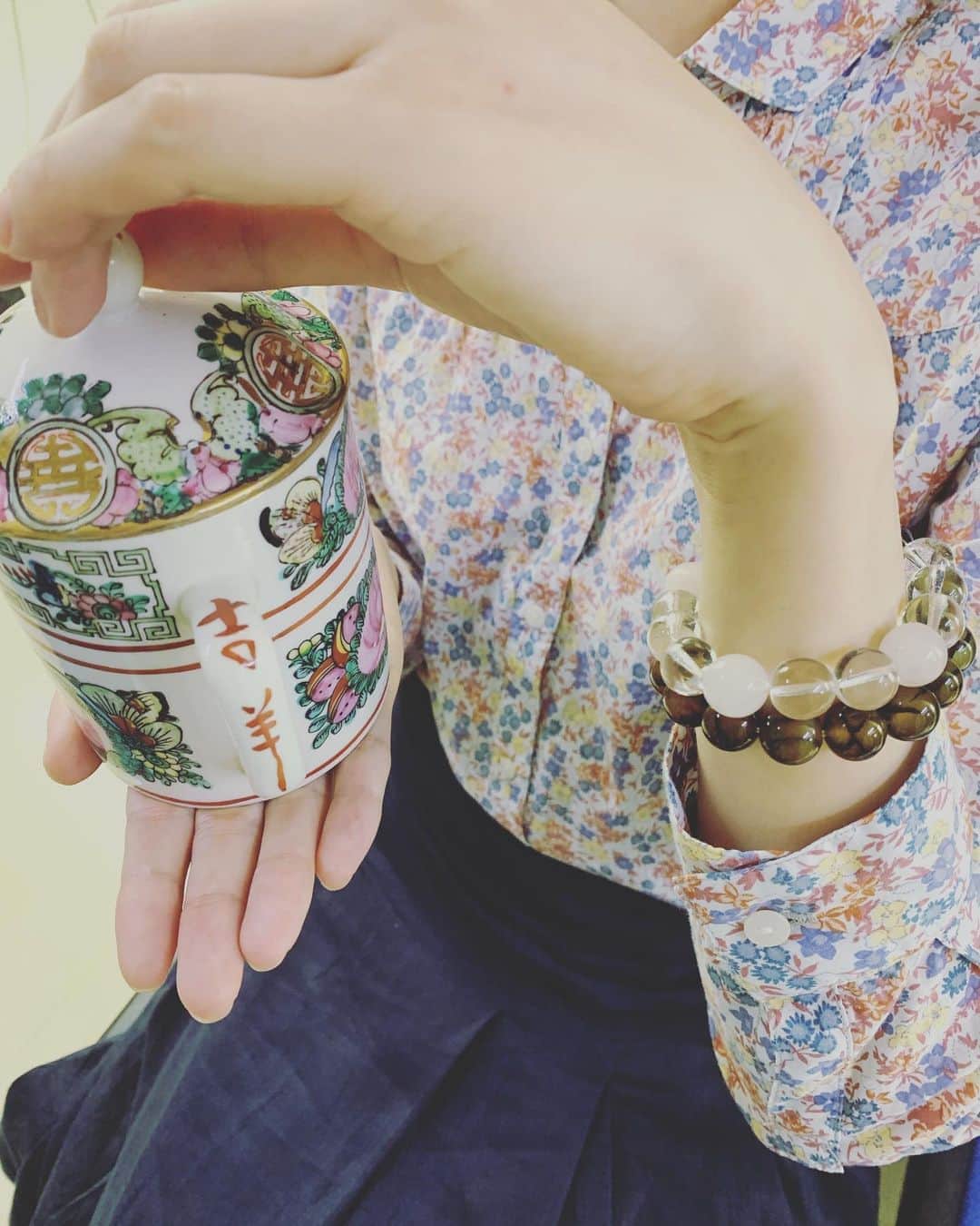 吉田羊さんのインスタグラム写真 - (吉田羊Instagram)「坂本さんのマイ茶器。  雑貨屋さんで 埃をかぶっていたところを 購入されたそうです。  ねえ、坂本さん。  それはもはや  私の、ってことでいいのでは。  #吉祥 #ネ偏は #石の存在感」9月5日 10時32分 - yoshidayoh_official