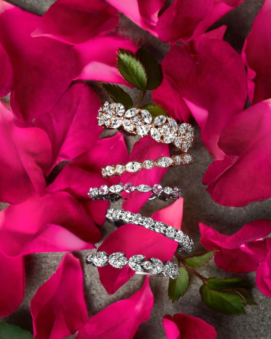 Monique Lhuillierさんのインスタグラム写真 - (Monique LhuillierInstagram)「Love is in the air 💗 My latest fine jewelry collection for @bluenilediamond 💍 xM #engagementring #weddingring #mlfj」9月5日 10時34分 - moniquelhuillier