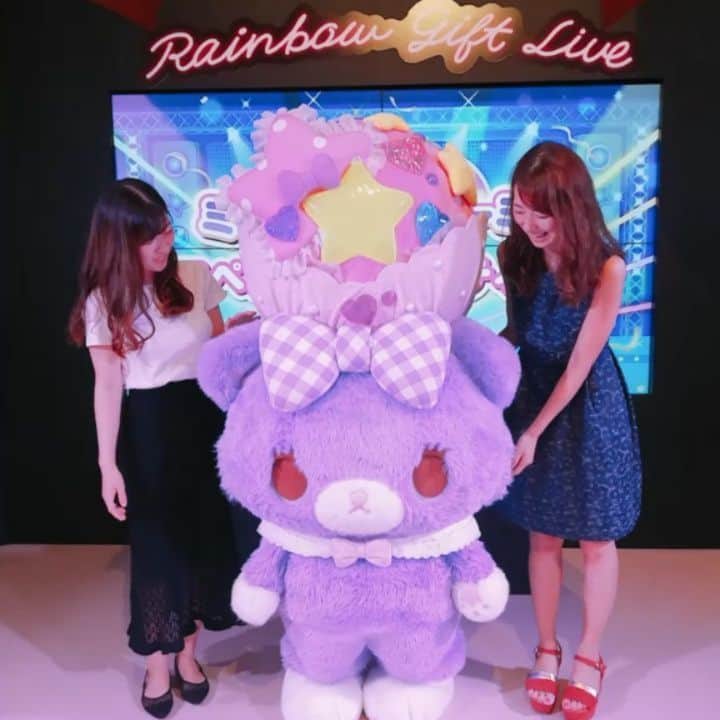 杉山由紀子のインスタグラム：「サンリオさんの展示会へ♥️ * Newキャラクターのミュークルドリーミーが可愛すぎてキュンしにしました💘💘💘 * かわいすぎません！？！？ * * こういう動画みてるとやっぱ私って女子なんだなと感じます😂 * テンションあがりすぎ！ きゃっきゃしすぎ🤣 * 最後もポーズ決まってます😂♥️ 足がーーかわいすぎー！！ * * 今回はさおりちゃんといってきました♥️ * * #ミュークルドリーミー #new #sanrio #sanrioexpo #sanrioexpo2019 #サンリオ #キティちゃん」