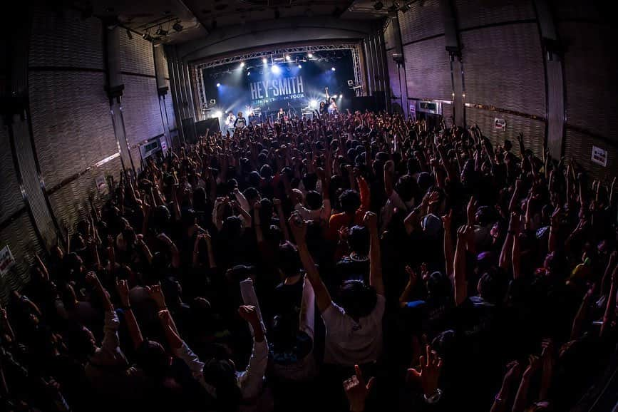 猪狩秀平さんのインスタグラム写真 - (猪狩秀平Instagram)「♪ . 2019.9.4.Kyoto FANJ ⛩ "Life In The Sun TOUR EXTRA" . やっと出来た京都FANJ！ １回目は豪雨の為中止！ ２回目は私の病気の為中止！ ３度目の正直でやっと開催出来ました！ . しかしながら、雷の影響で電車が止まりまくってたらしく、来れなかった人もいたみたい(Ｔ＿Ｔ)⚡️ どうゆうことや！ なんか起き過ぎてるぞ！ . でも音もいいし、 見ててテンション上がるし大好きな箱になりました☺︎ . 入院中で落ちそうな時も、今日の日の事を想像すると耐えれました。 お待たせして悪かったけど、 やっと達成出来て最高の気分でした☺︎ . @hayachinphoto  #heysmith  #lifeinthesuntour」9月5日 10時40分 - hey_igari_0131