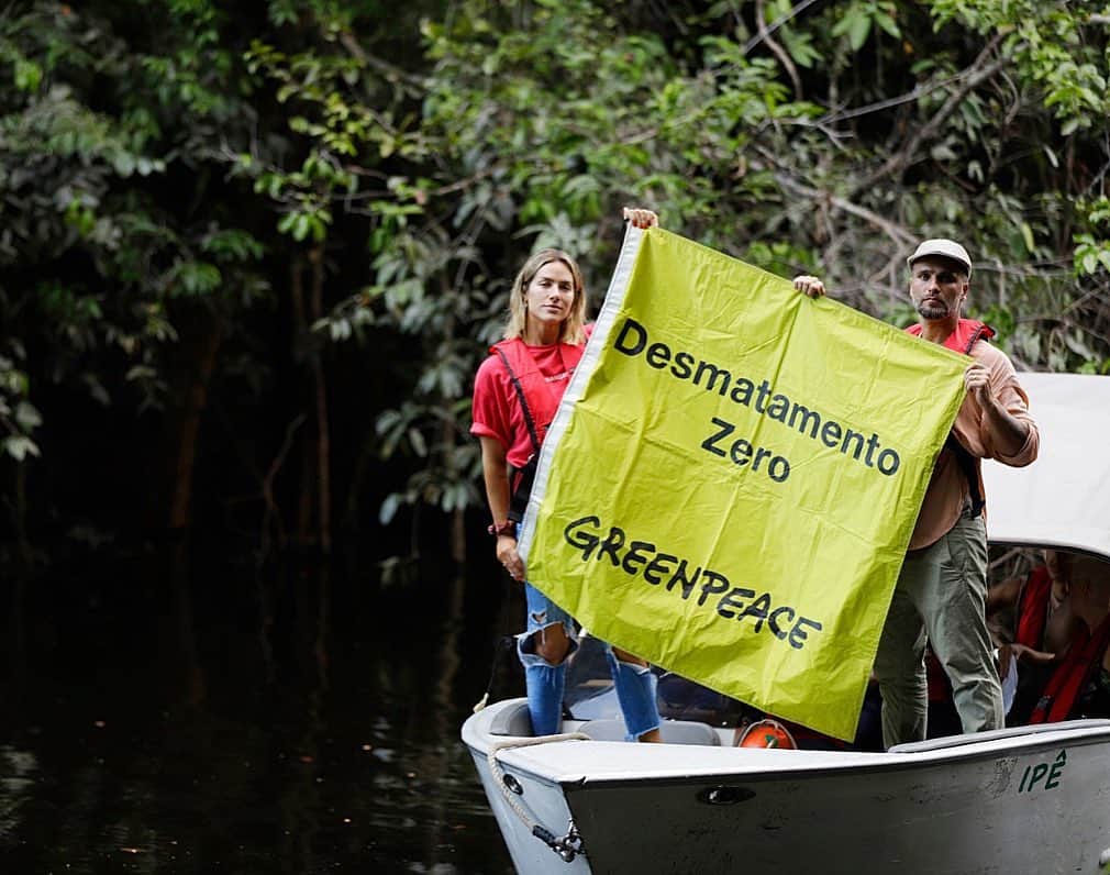 Bruno Gagliassoさんのインスタグラム写真 - (Bruno GagliassoInstagram)「Chegamos, Manaus! 🛬 🇧🇷 Amanhã é o #DiaDaAmazônia 🌳 e desembarcamos hoje no Amazonas para conferir com o @greenpeacebrasil o que está acontecendo com a nossa floresta. Foi um dia de muito aprendizado sobre a Amazônia e de conscientização sobre as ações criminosas que ocorrem na região. Ouvi histórias assustadoras de pessoas que são ameaçadas por defenderem a floresta. Conheci brasileiros incríveis que dedicam suas vidas a cuidar desta região tão fundamental pro planeta. Pessoas como eu e você que estão preocupadas e decididas a lutar pela Amazônia. Vamos juntos!!! Amanhã pretendemos sobrevoar a floresta e registrar o que ocorre por aqui. É preciso denunciar que estão matando a Amazônia. E também gritar para todo o mundo que a  gente pode e vai salvar nossa maior riqueza! Sigamos, amigos!!! 🌳 ⚡🌻 🌈 ph: @chicobatatafotos」9月5日 10時42分 - brunogagliasso