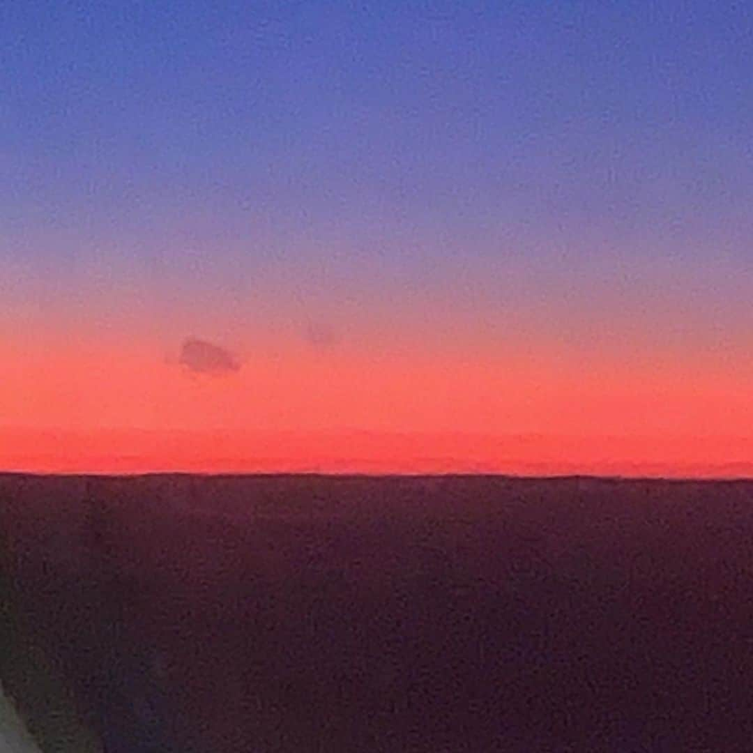 デブラ・メッシングさんのインスタグラム写真 - (デブラ・メッシングInstagram)「Is it the view from the plane, or a Rothko?  #artintheair」9月5日 10時44分 - therealdebramessing