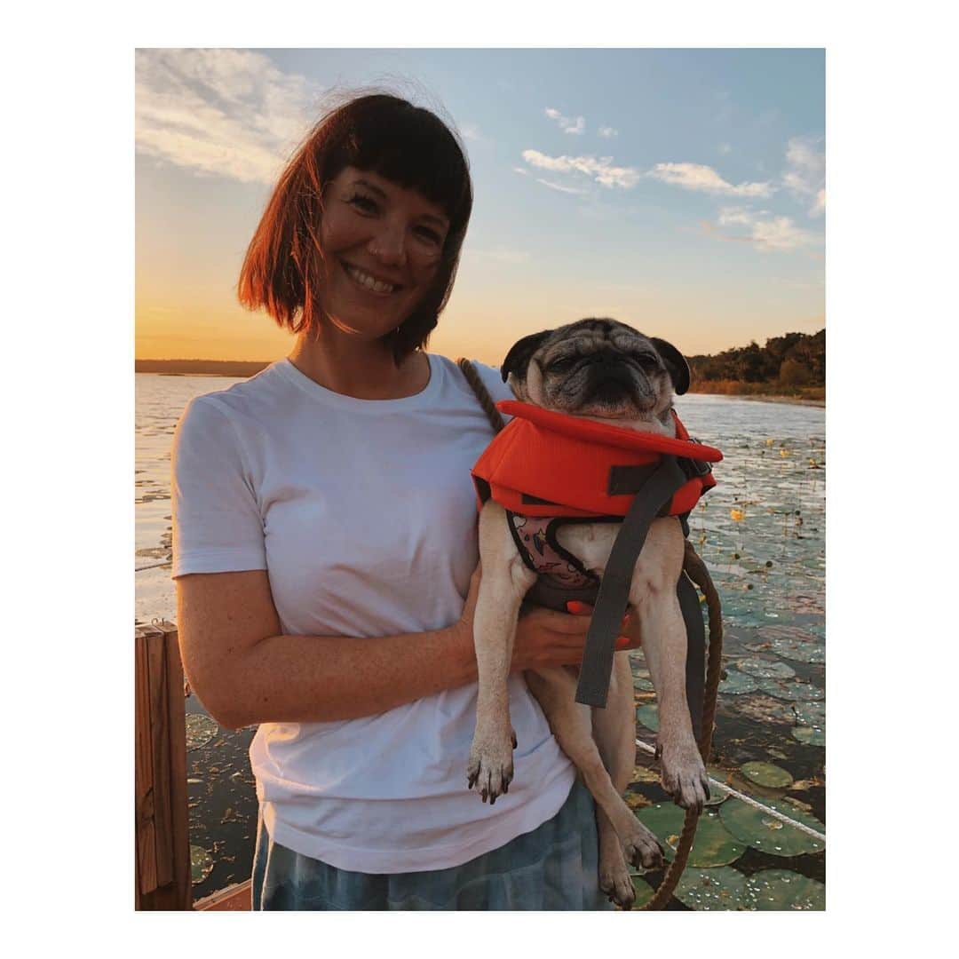Melissa Santiagoのインスタグラム：「Sunshine state gals ☀️ . . . . . #LeicaHarrietPancakes #DailyPug」