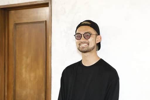 のインスタグラム：「ヘアアレンジ動画をきっかけに書籍3冊を出版！【nico. . . 溝口和也さん】がInstagram活用術を指南＃5をアップしました。  Instagramを活用し、人気獲得や売上につなげたスタイリストにお話を伺う本企画。今回もヘアアレンジ動画を広めた「nico. . . 」のオーナー・溝口和也さんにお話を伺います。第5回ではInstagramを活用後の溝口さんの成功体験や、活用方法を模索中の方へのアドバイスを伺いました。  記事はプロフィールの公式WEBサイトからご覧いただけます。  #美容師#アイリスト#エステティシャン#ネイリスト#美容部員#就職#転職#求人サイト#リジョブ#morerejob#美容院#サロン内装#インテリア#インテリアコーディネート#nico...#溝口和也」