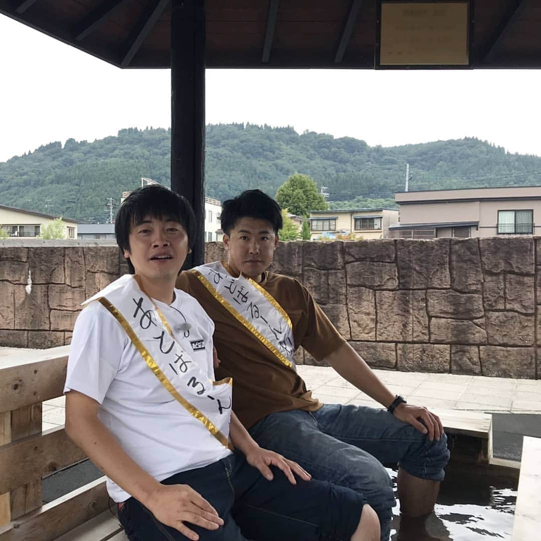 のインスタグラム：「まだライブ会場も決まってないくせして、足湯でくつろいでます。 #あどばるーん40市町村漫才の旅 #大鰐町 #青森県 #足湯 #いい気持ち #あずましい」