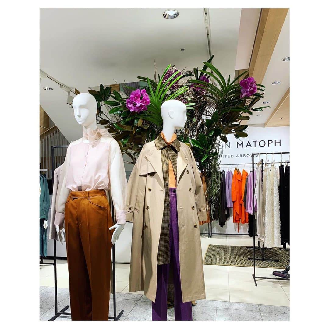 のインスタグラム：「AEWEN MATOPH Limited Shop  9/4(wed)〜9/17(the) at NEWoMan Shinjuku 1F lab.  @aewen_matoph 初の単独期間限定ストアがオープンしました。 この秋の新作、全てのラインナップをご覧頂けます。 大人気のボウタイブラウス 限定カラーPINKを、先行発売しております。  そして、とっても力強い中にも繊細で、お人柄もすてきな @chibi.flower さんの作品もお楽しみ頂けますよ。ずっとお願いしたいと思っていたので、念願叶っちゃった‼︎ありがとうございます。  そしてそして、 9/12(thu) 14:00〜16:00  私も店頭におりますので、是非遊びにいらして下さいね！！ 皆様にお会いできるの、ドキドキですが楽しみです♡宜しくお願い致します。  @aewen_matoph #aewenmatoph #イウエンマトフ #newomanshinjuku #unitedarrows」
