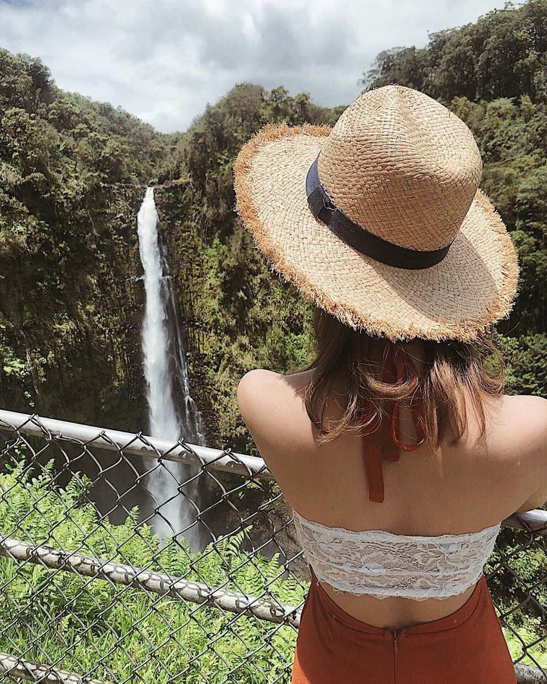 森山菜々のインスタグラム：「✯ 𝘼𝙠𝙖𝙠𝙖 𝙁𝙖𝙡𝙡𝙨⛰🚿 ハワイ島のアカカ滝。また行きたい場所。✔︎ #hawaii#hawaiilife#hawaiiisland#love#akakafalls#ootd#ハワイ#ハワイ島#アカカ滝#滝」