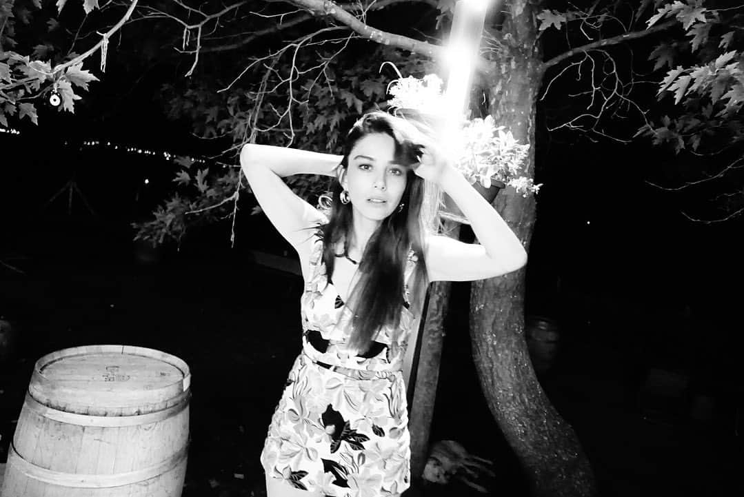 Ozge Gurelのインスタグラム：「📌📌」