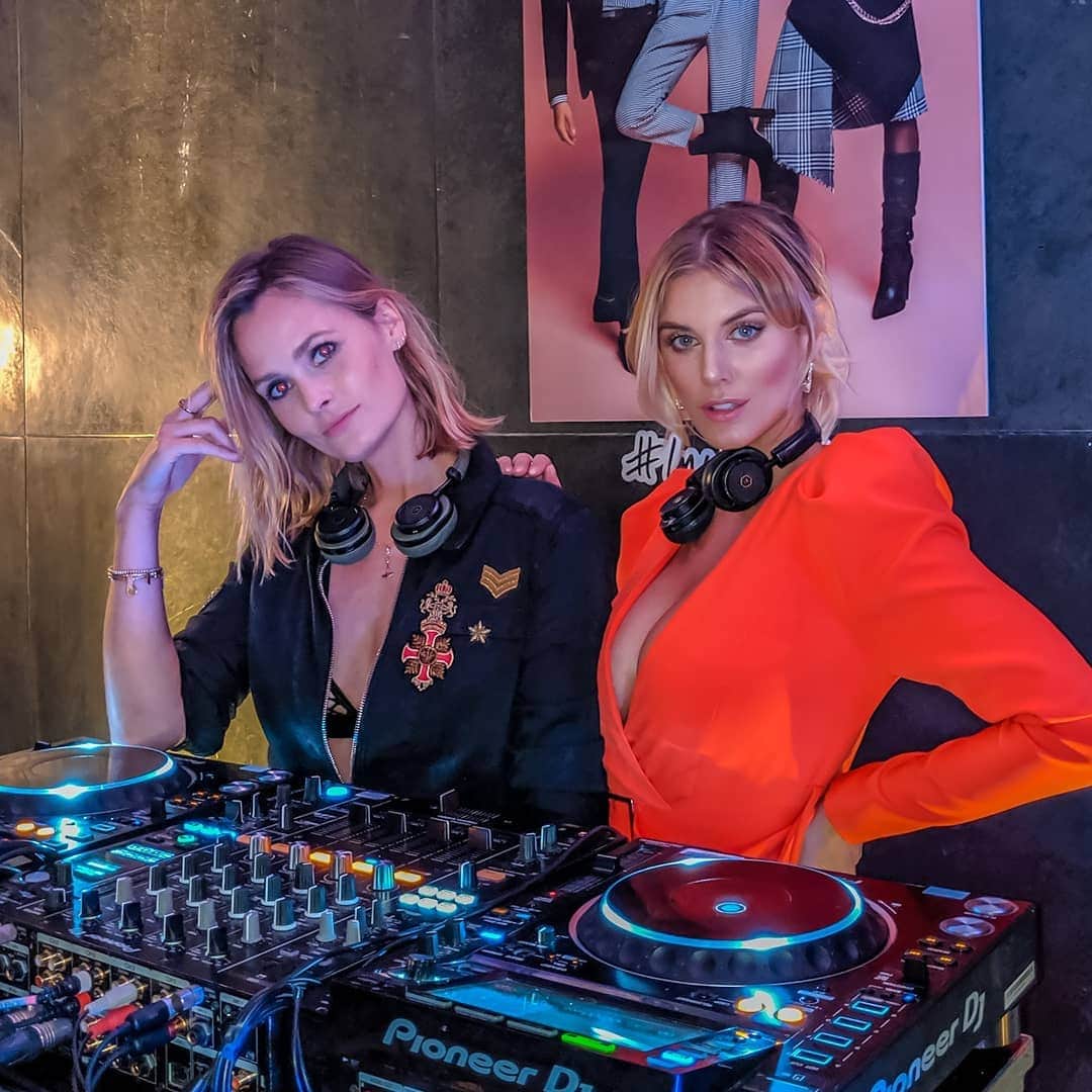 Ashley Jamesさんのインスタグラム写真 - (Ashley JamesInstagram)「Behind the decks with wifey for @riverisland last night. Thanks to everyone who danced along.💃🎶 Definitely stuck to sober September 🤥👀🤪 (it's too hard when our tunes are that good!) Also, this dress was getting a lot of love on my stories, they do it in black too. Love these GC shoulder pads! Shame about my slightly gormless expression 🤪😘 #bittersweetdjs #imwearingri [outfit gifted]」9月5日 20時49分 - ashleylouisejames