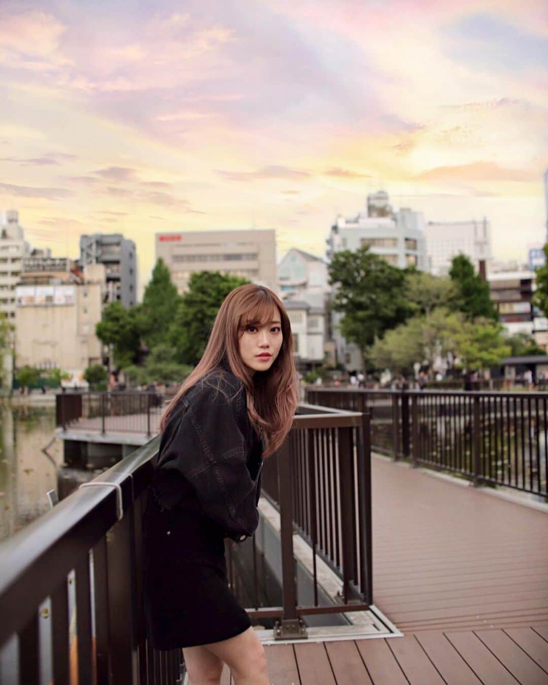 菜々香のインスタグラム：「だんだんと涼しく。 なってきたねぇ。🍂 photo by ／  @kakeru_styles  #fashion#mood#moody#ootd#instagramjapan#instagram#instagood#instafashion#singer#portrait#photography#ootdfashion#funday#ポートレート#ファッション#公園#夕暮れ #instananaka#nanaka#菜々香」