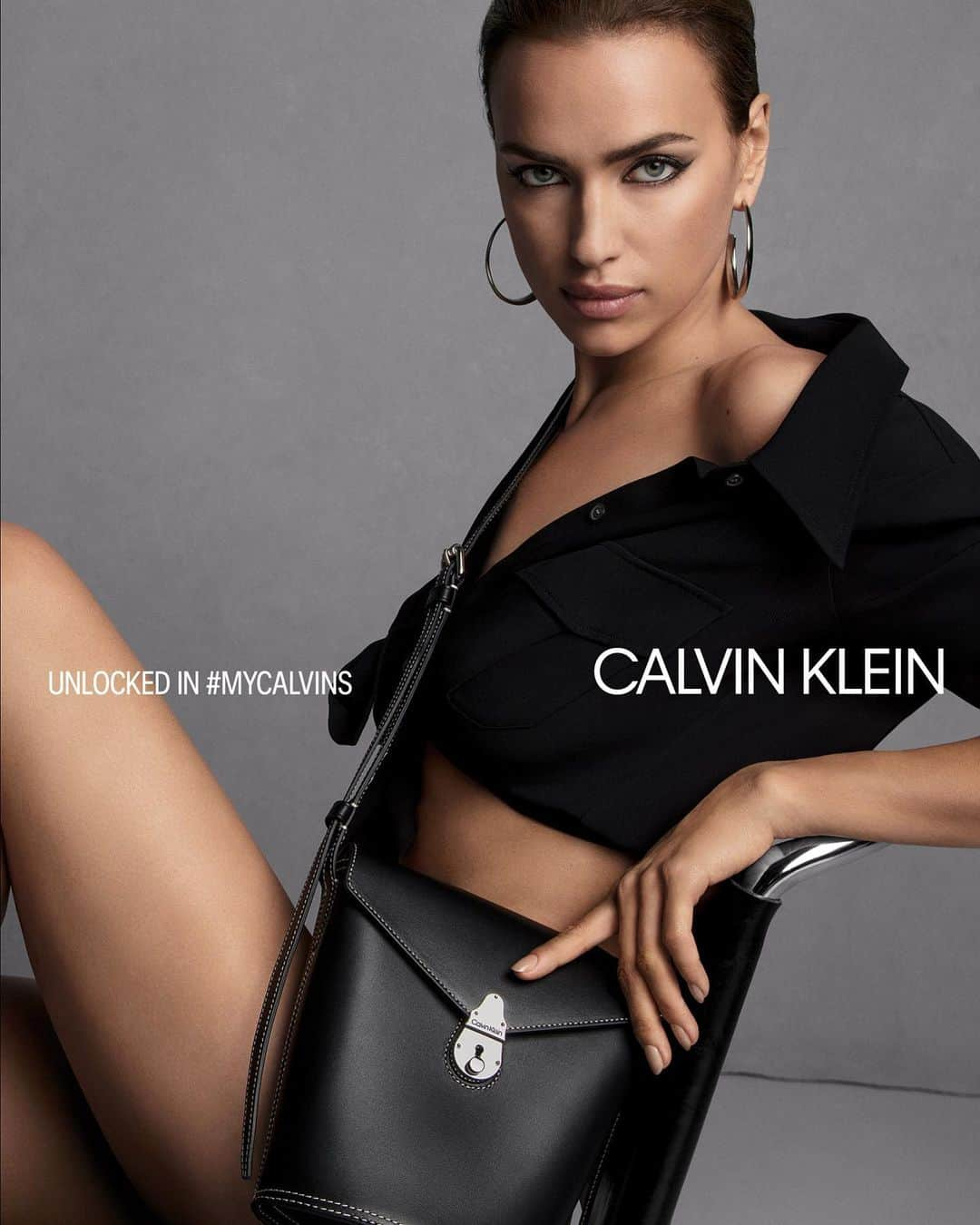 イリーナ・シェイクさんのインスタグラム写真 - (イリーナ・シェイクInstagram)「Unlocked in #MyCalvins. The new @calvinklein lock handbag collection is here 🖤 #CalvinKlein @inezandvinoodh casting: @ashleybrokaw」9月5日 21時02分 - irinashayk