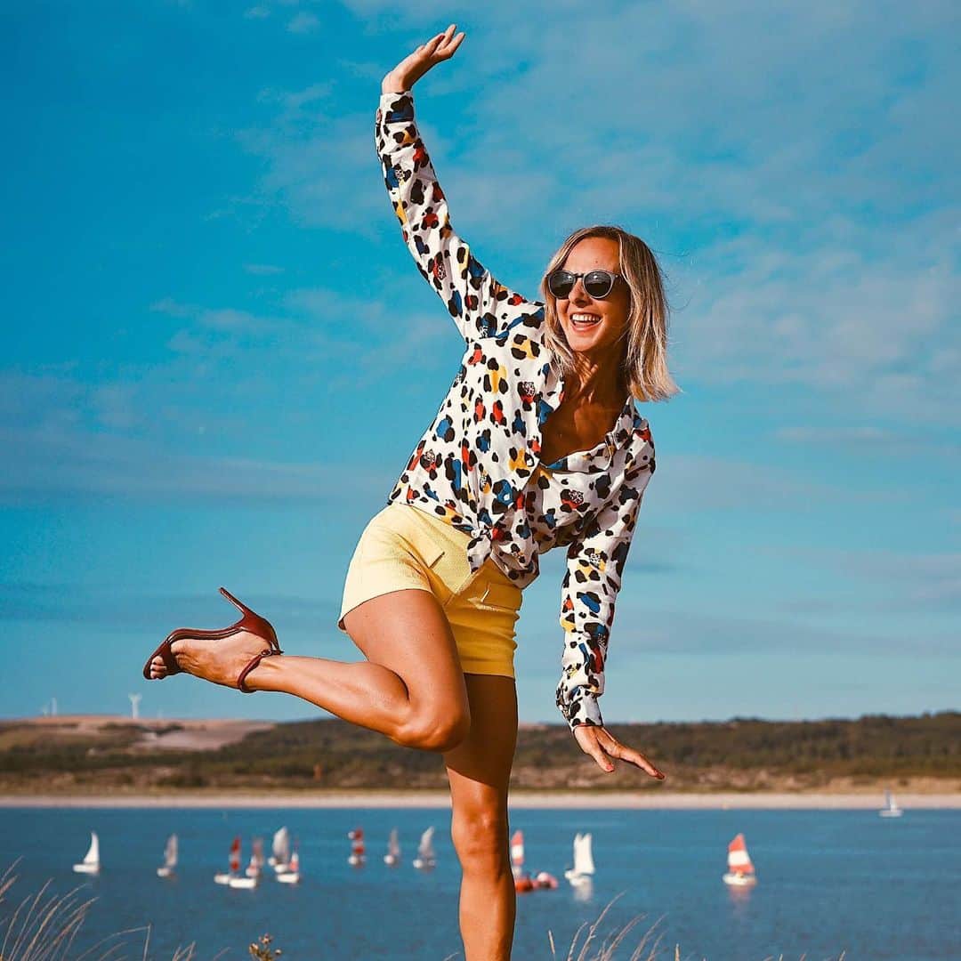 のインスタグラム：「L'énergie de @frenchysteffy est communicative ?  Adoptez sa chemise en soie panachée de couleurs ! Une création exclusive en collaboration avec @nachbijoux  Do you feel the communicative energy of @frenchysteffy ?  Adopt her silk shirt with beautiful colors shades An exclusive creation from our collaboration with @nachbijoux  #castelbajacparis #nachbijoux  #summer #summervibe #summertime #shirt #colors #silk」