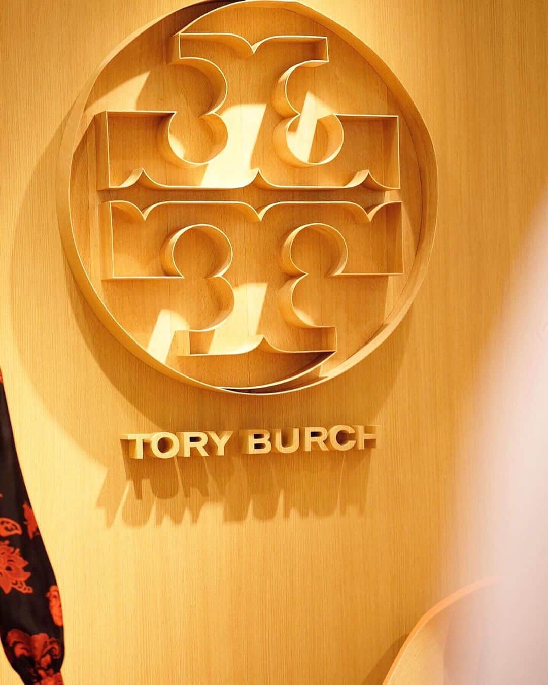 湯浅喬子のインスタグラム：「@toryburch 🧡 . 阪急うめだ本店の4階でpop up🧡 . 秋に向けてオレンジ色のbagを新調😚♥️ . 無料でイニシャルも入れれたよ♡ . 最新のトリーバーチをチェックしてみて下さい✔︎ #torystories #destinationanywhere」