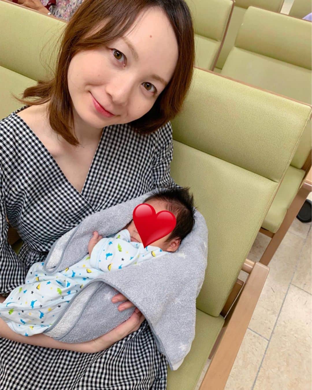のインスタグラム：「１か月検診も無事終えました👍（早産だったため）月に１回のシナジスの接種を終えたあとのbaby👶とパチリ📷 . 母って我が子との写真全然ないよね！って言ったら夫がとってくれました…😂笑  2枚目ポーズを撮ろうとしてるようにみえるbaby👶が可愛くて可愛くて…🥰 我が子の写真でデータフォルダがいっぱいになってます😂❤️👶🌟はぁ…可愛い…❤️ . . ちなみにまだ実家に甘えさせてもらっています…😌💓少しずつですが夜泣きや睡眠不足にも慣れてきたような気がする〜！！！😂 . . 今の悩みはあと3キロ強、体重が戻らないこと…🐷🐷🐷 . . . . . #生後１か月 #新米ママ #男の子ママ #親バカ部 #育児日記 ＃yunna子育て」