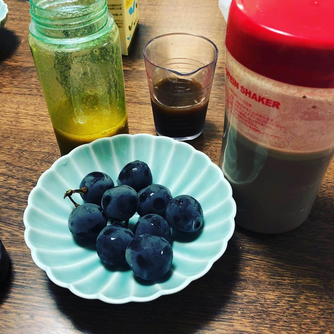 久保ミツロウのインスタグラム：「🍇💪」
