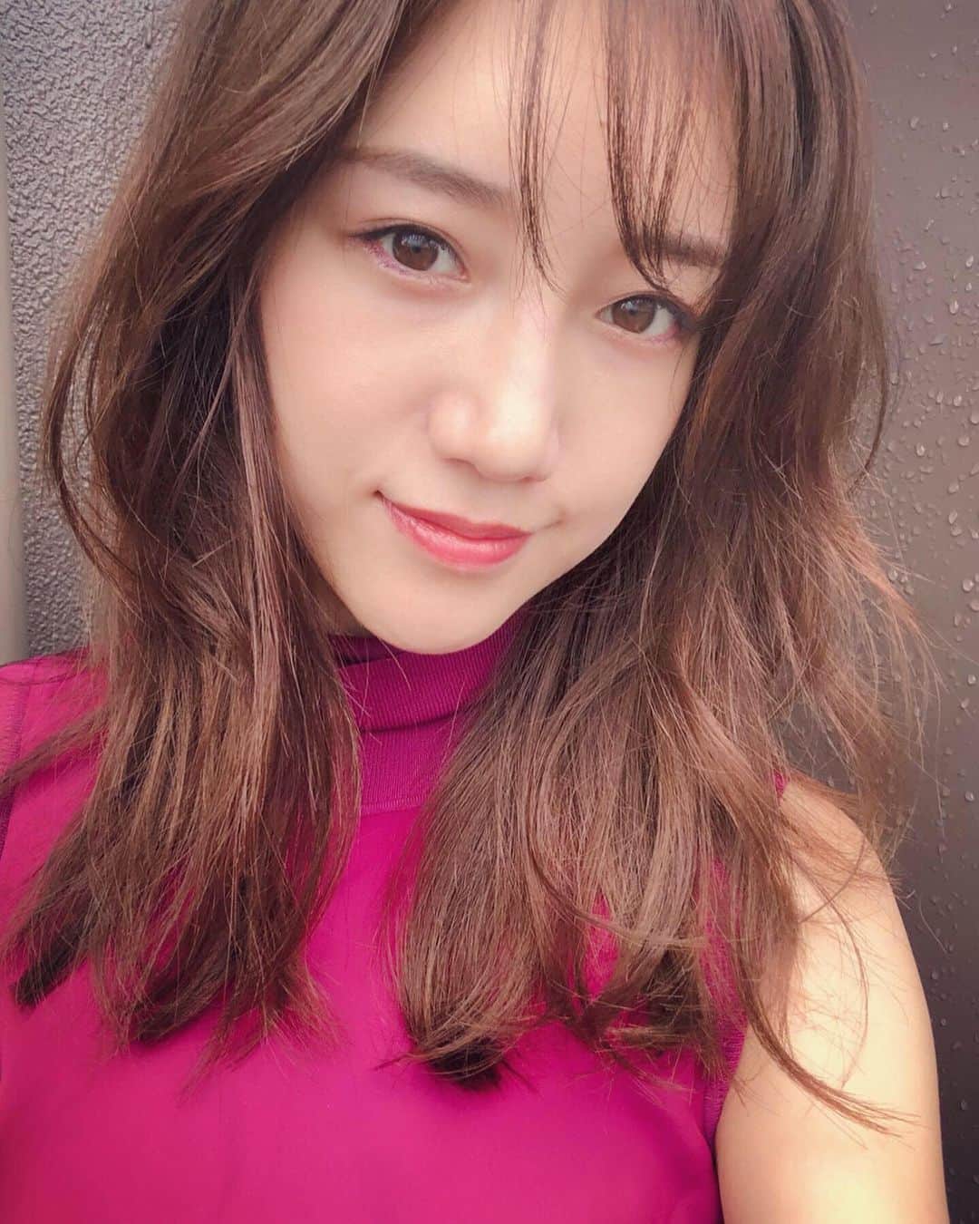 のインスタグラム：「🍇 今日は昨日より強い雷雨で 本当に日本？と疑うほどの気候..☔️ 視界0だし、先週まで居たタイのスコールとまるで同じ😥 でも雨上がり後にビッグレインボー🌈が見れてすごくハッピーでした！ 関西の皆さん見れました？？ そんな今日はパープルメイクでして🎆 @celvoke.jp  #シュアネスアイライナーペンシル09  #ディグニファイドリップス25 #インフィニトリーカラー13  パープルアイライン下にだけひいて、 さりげなくブドウ🍇 果物の中で1番ブドウが好きです ピオーネ>巨峰>ナガノパープルの順で 秋って素敵です🎃 日本の四季 大好きです それを連想させる日本ブランド商品も大好きです☺️ #asia#squall#rainbow#happy #autumn#makeup#purple #秋メイク#セルヴォーク#パープルメイク」